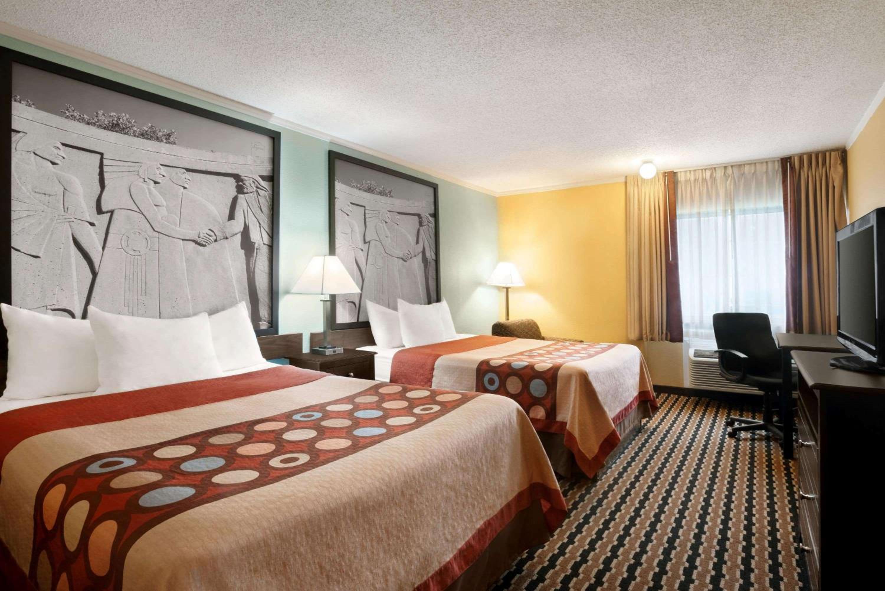 Queen Room with Two Queen Beds - Non-Smoking - Photo 1