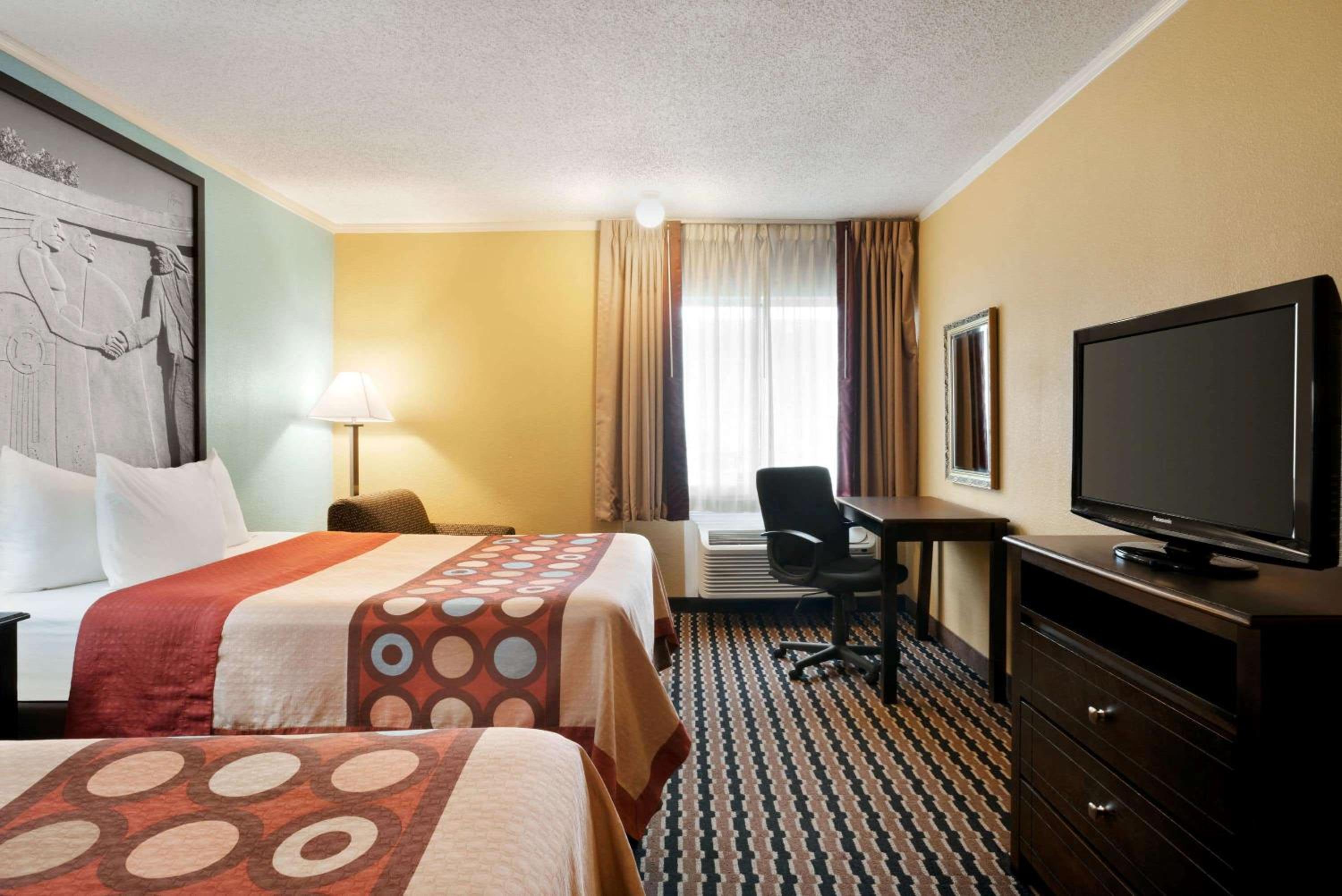 Queen Room with Two Queen Beds - Non-Smoking - Photo 4