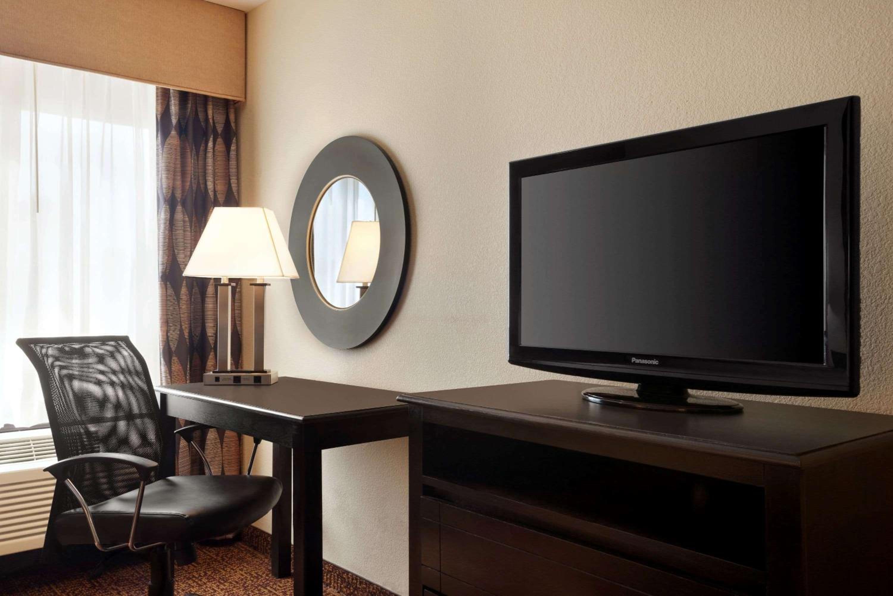 Deluxe King Room - Non-Smoking - Photo 3