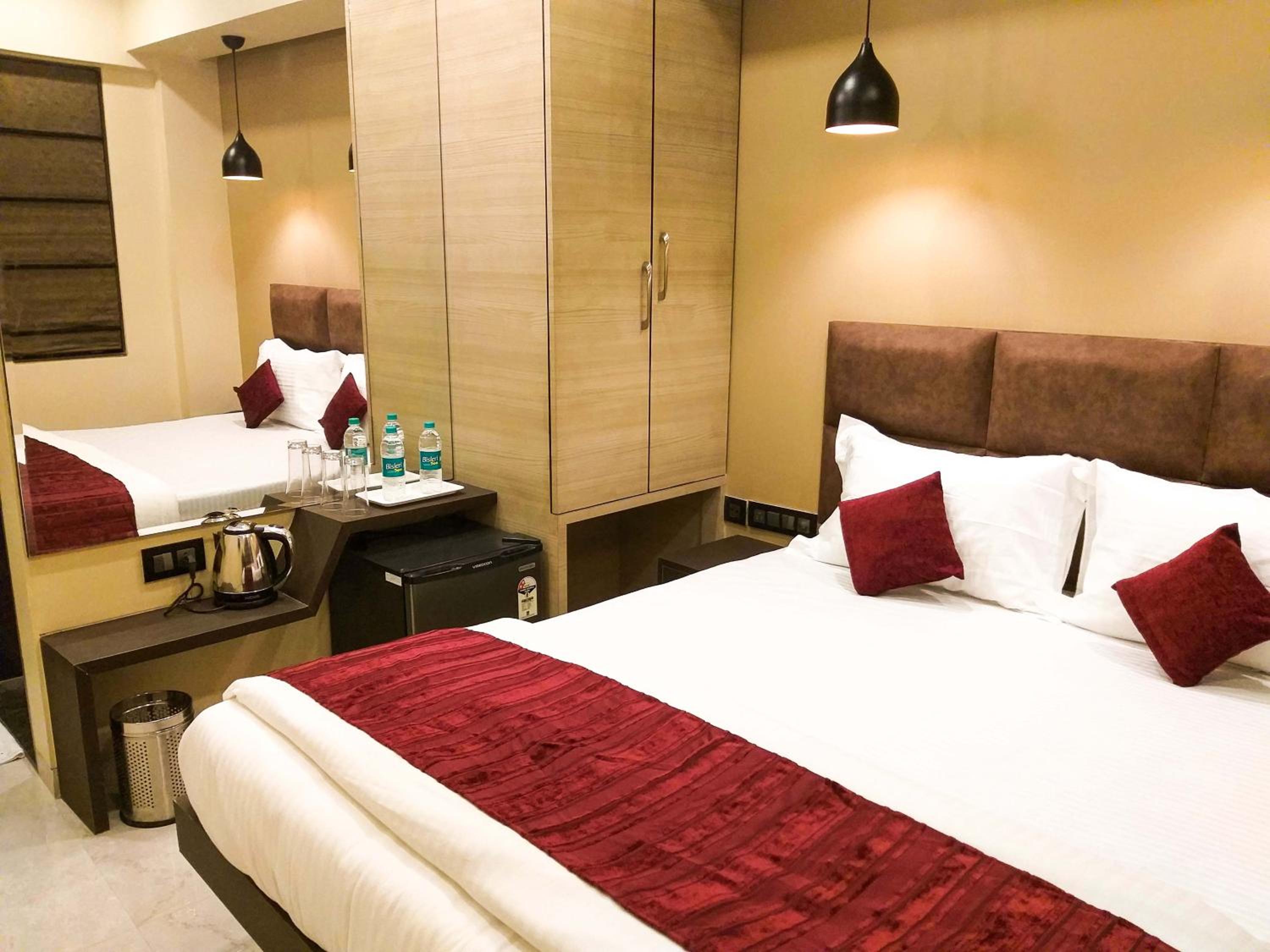 Deluxe Double Room - Photo 9