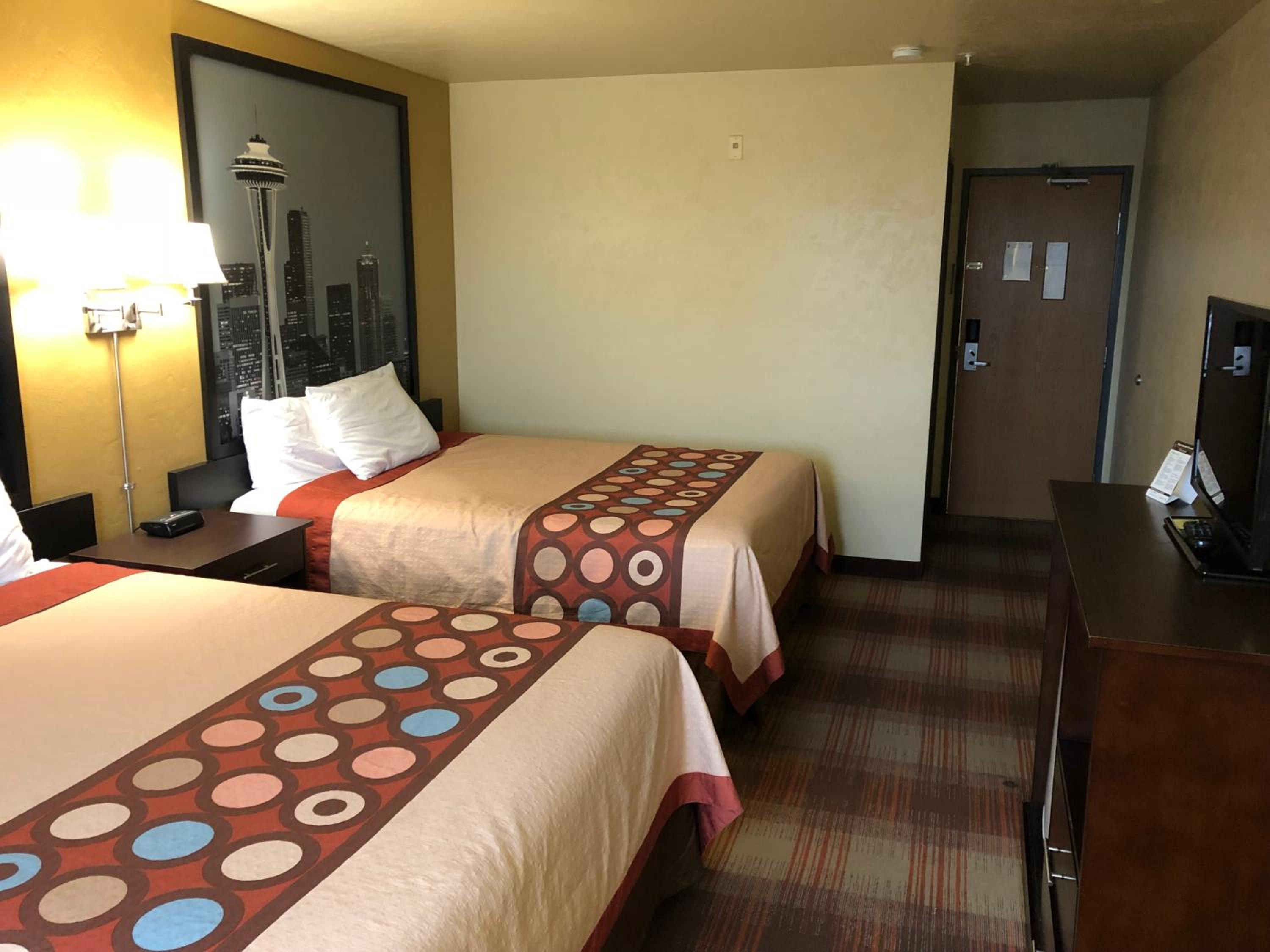 Queen Room with Two Queen Beds - Non-Smoking - Photo 5