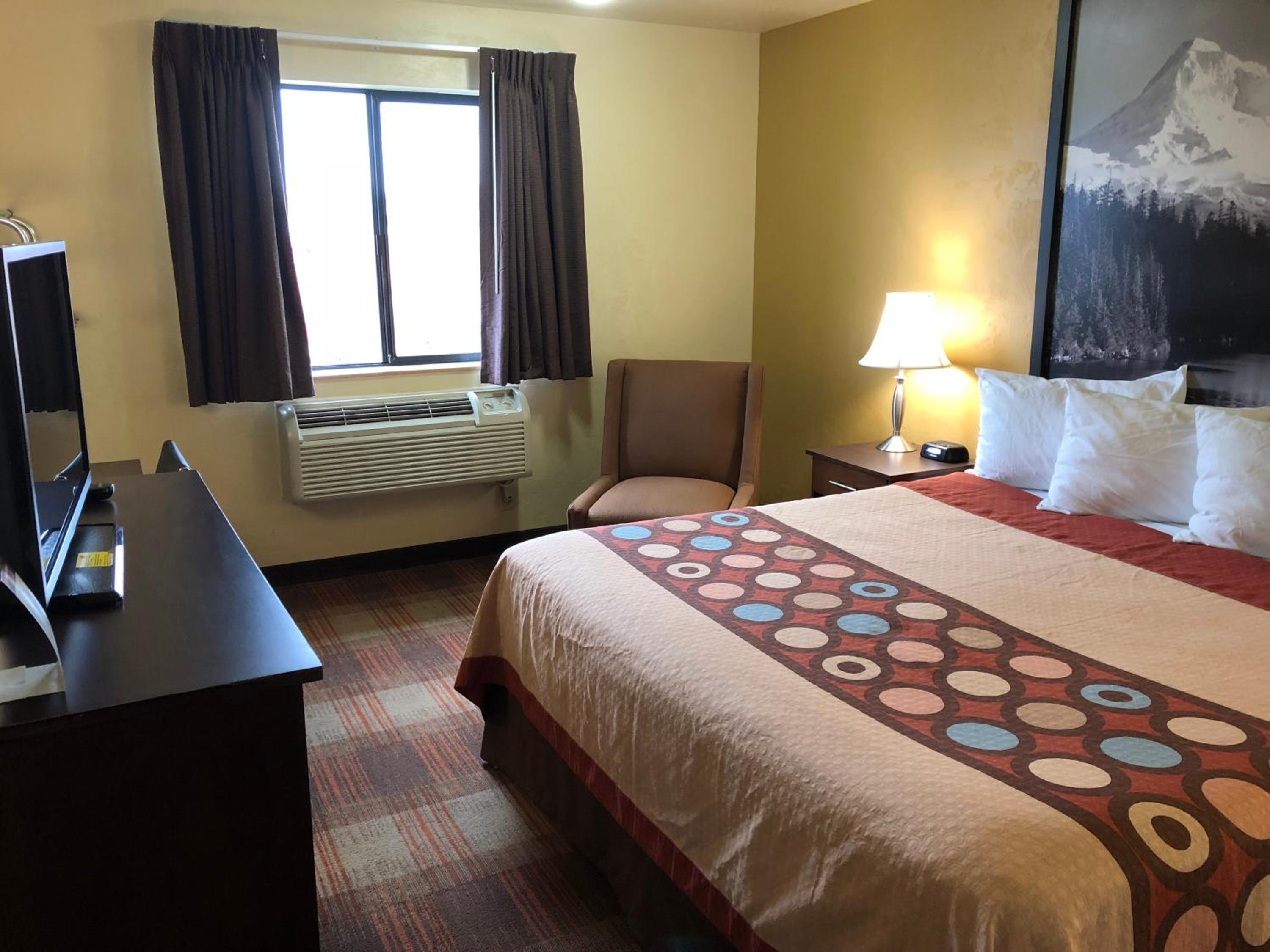 King Room - Non-Smoking - Photo 3