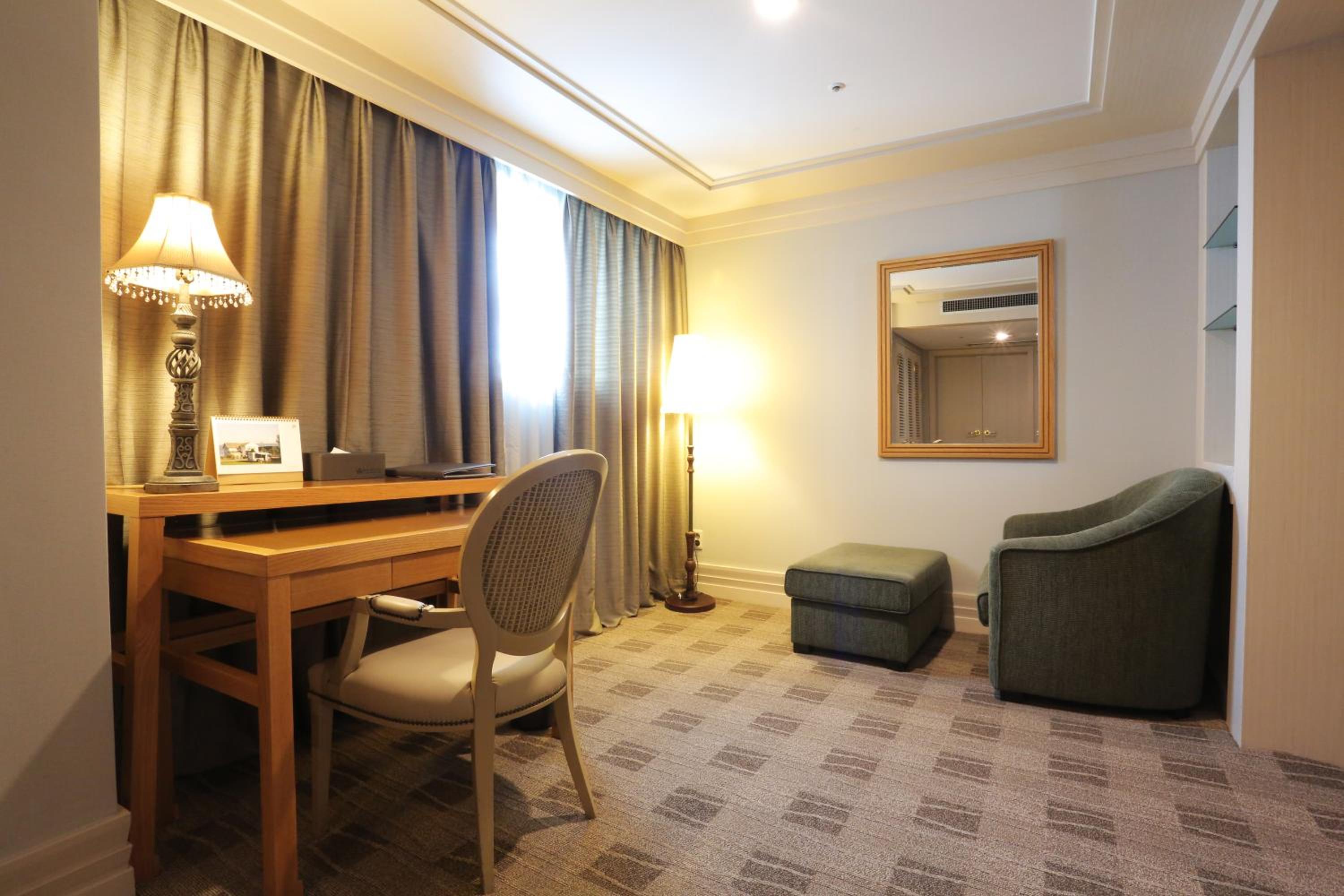 Suite - Photo 1