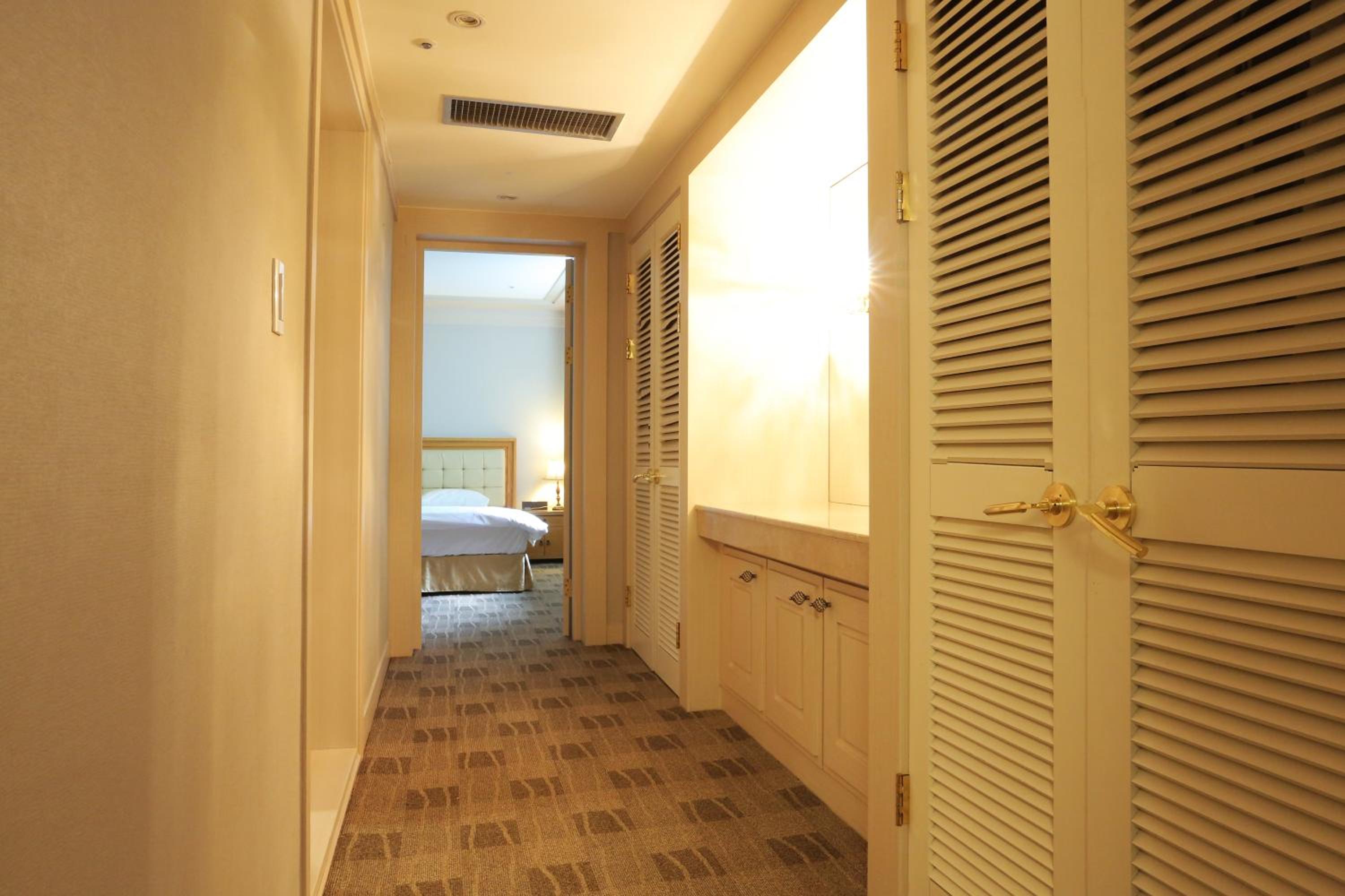 Suite - Photo 2