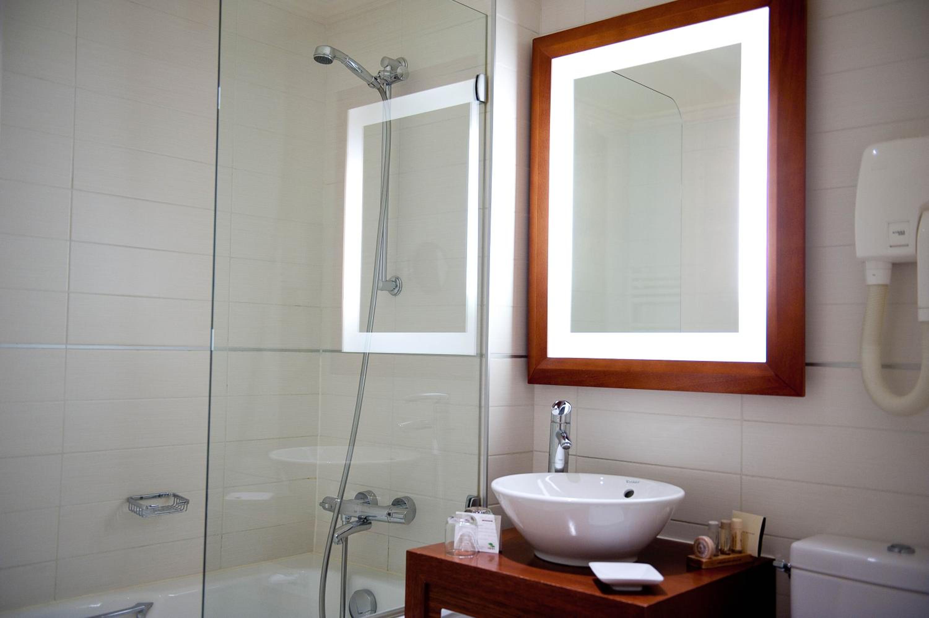 Superior Twin Room thumbnail 5