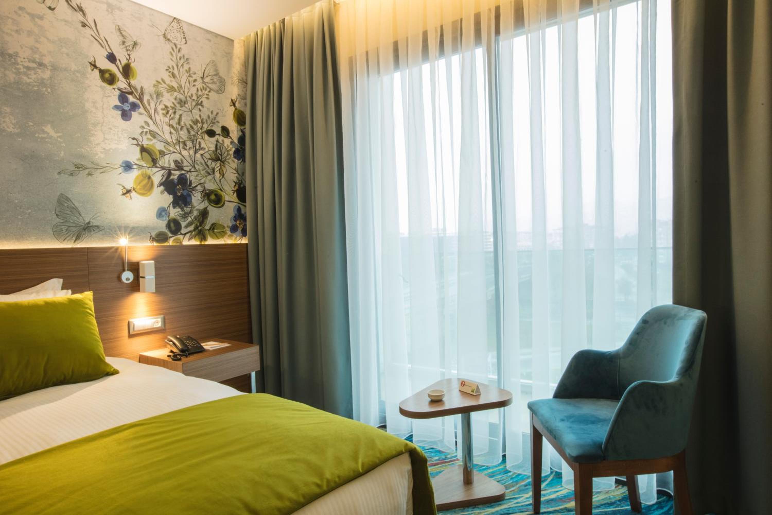 Standard Twin Room thumbnail 6