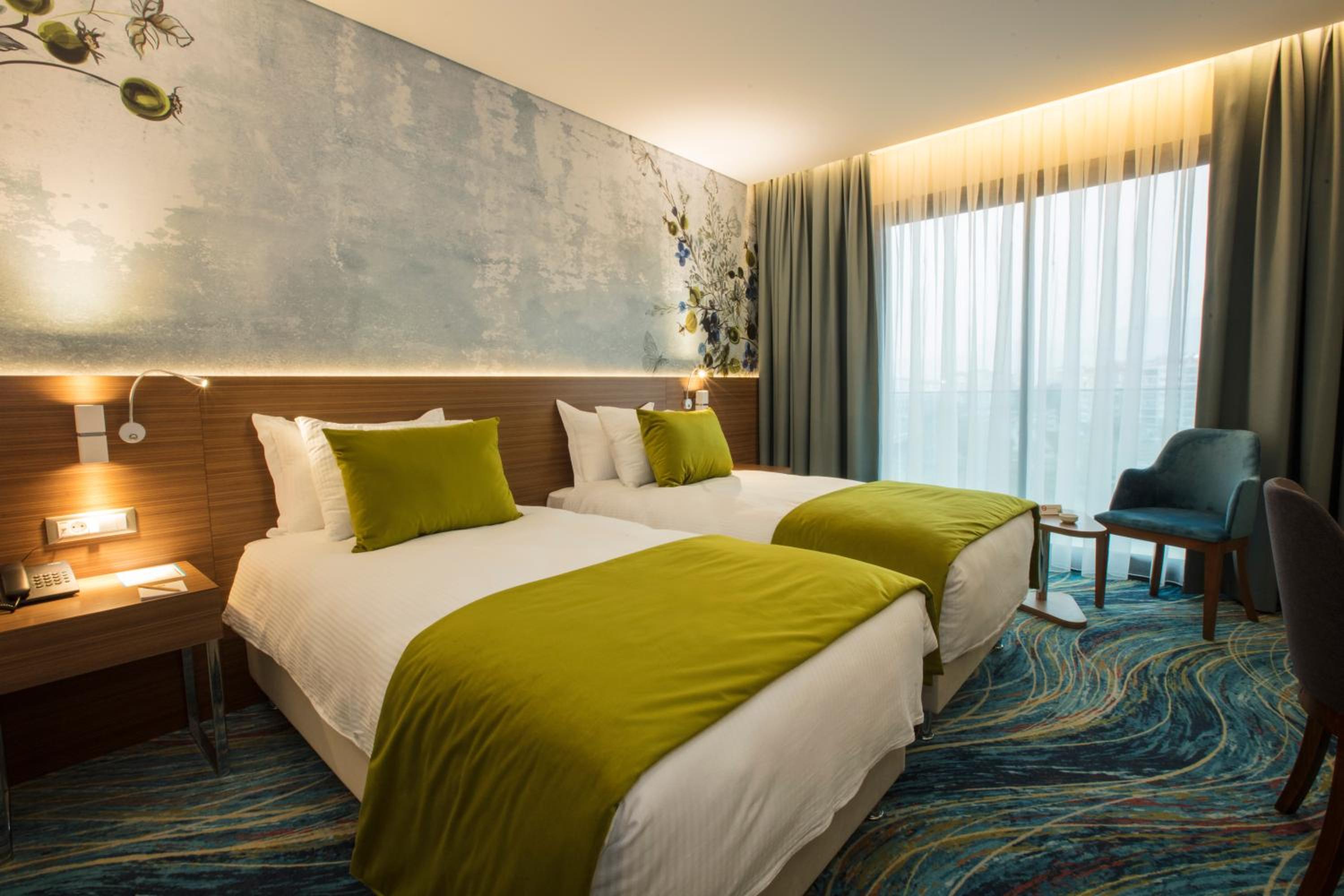 Standard Twin Room thumbnail 5