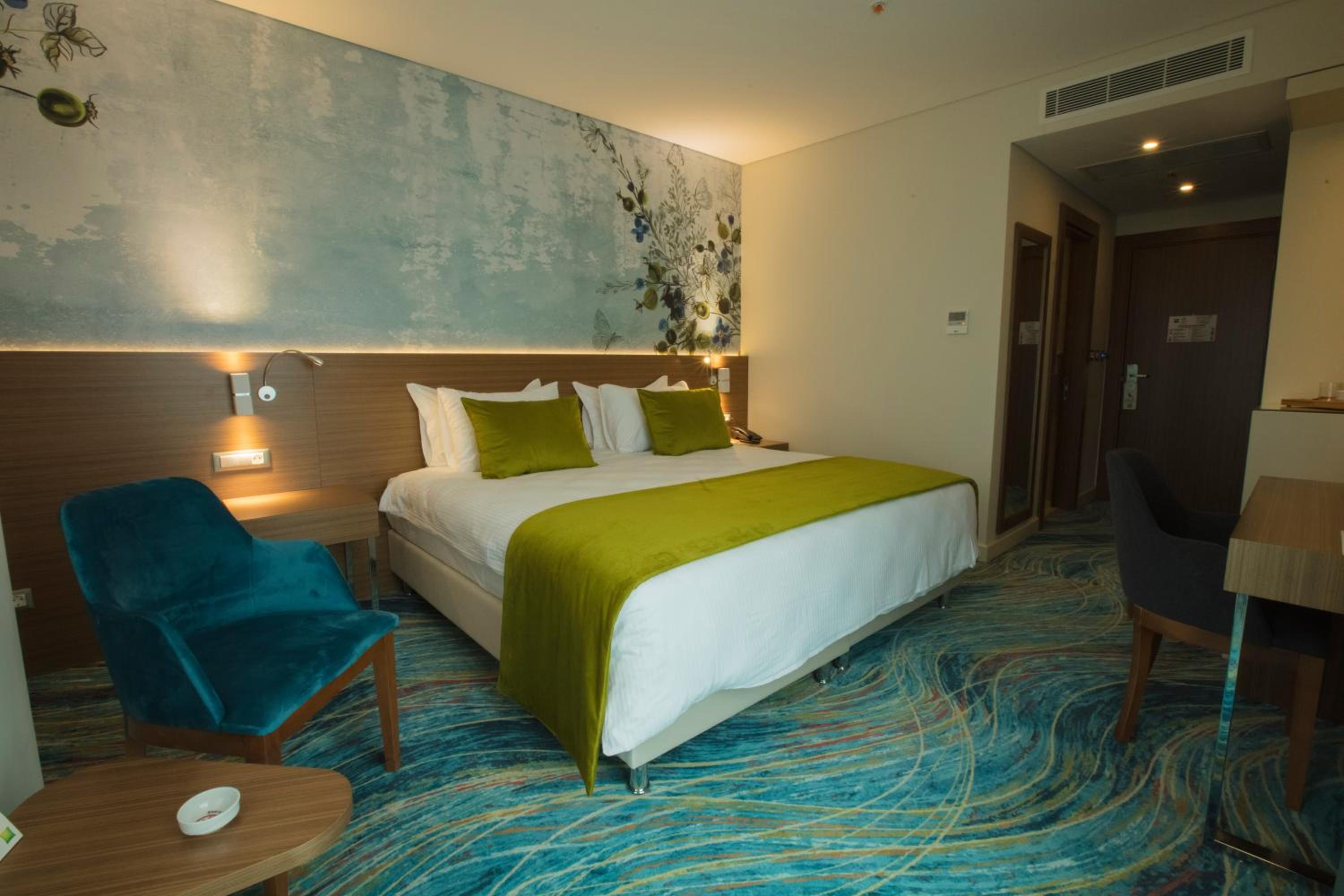 Standard Double Room thumbnail 5