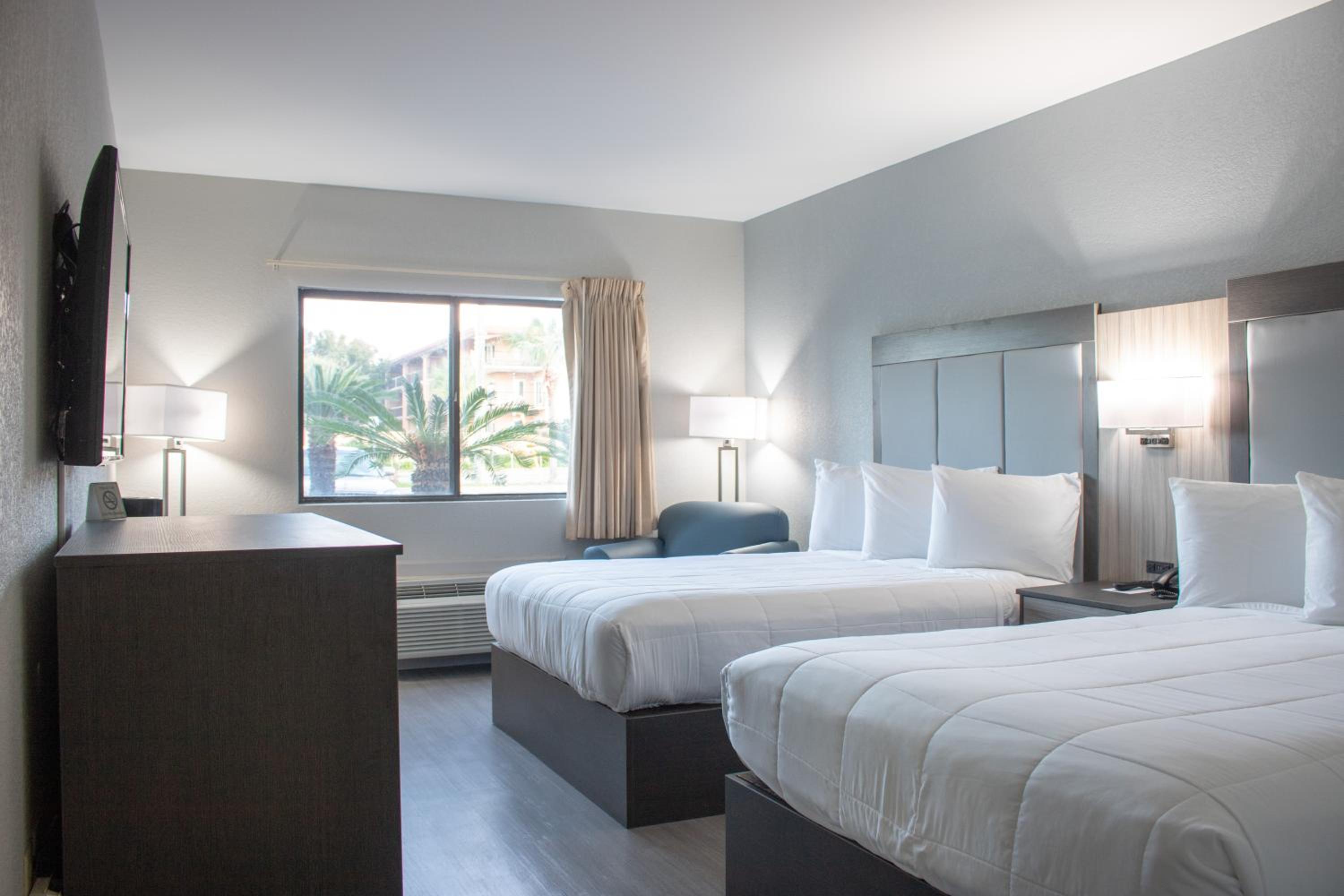 Queen Room with Two Queen Beds photo 2