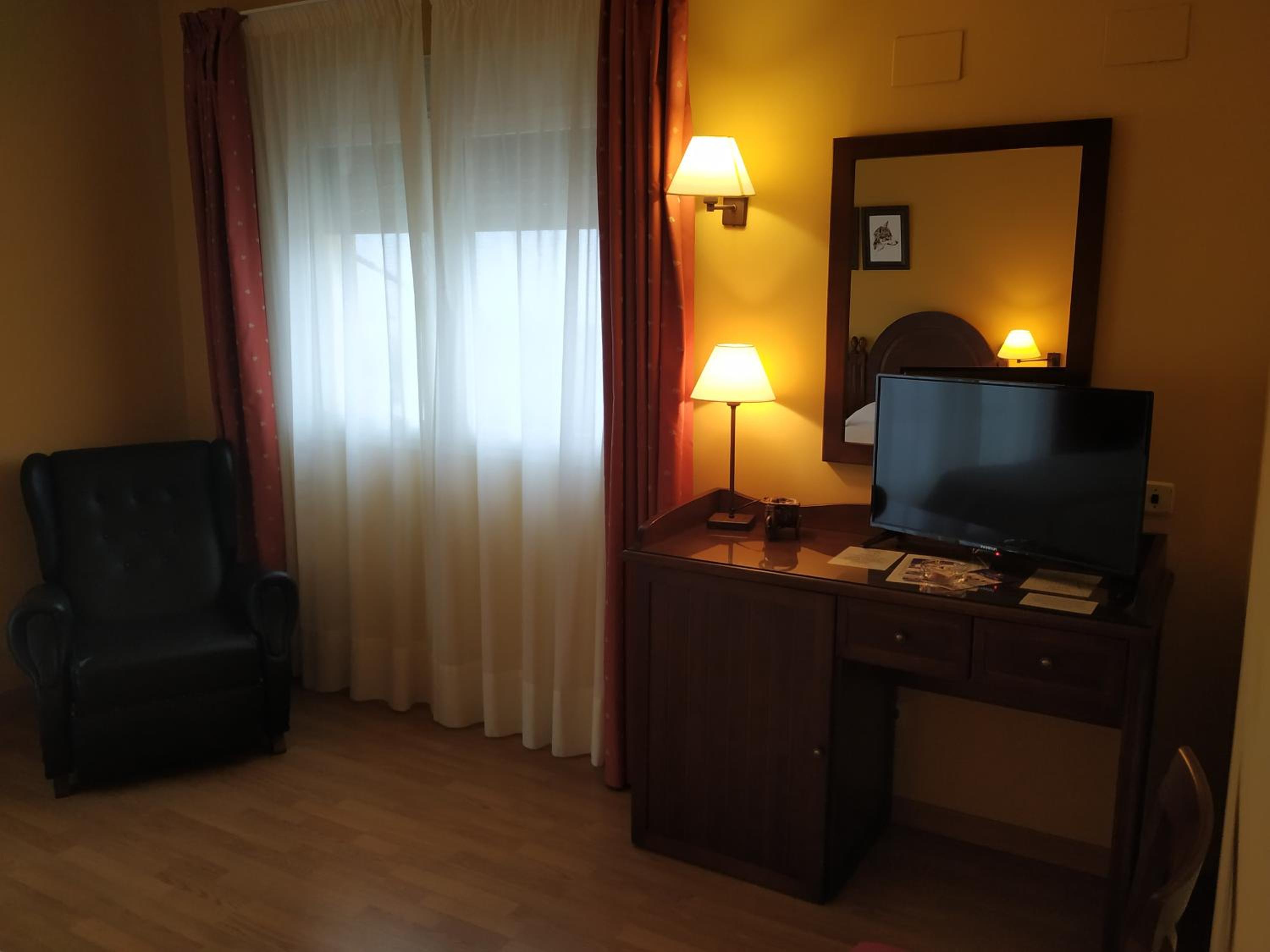 Single Room with Private Bathroom photo 2