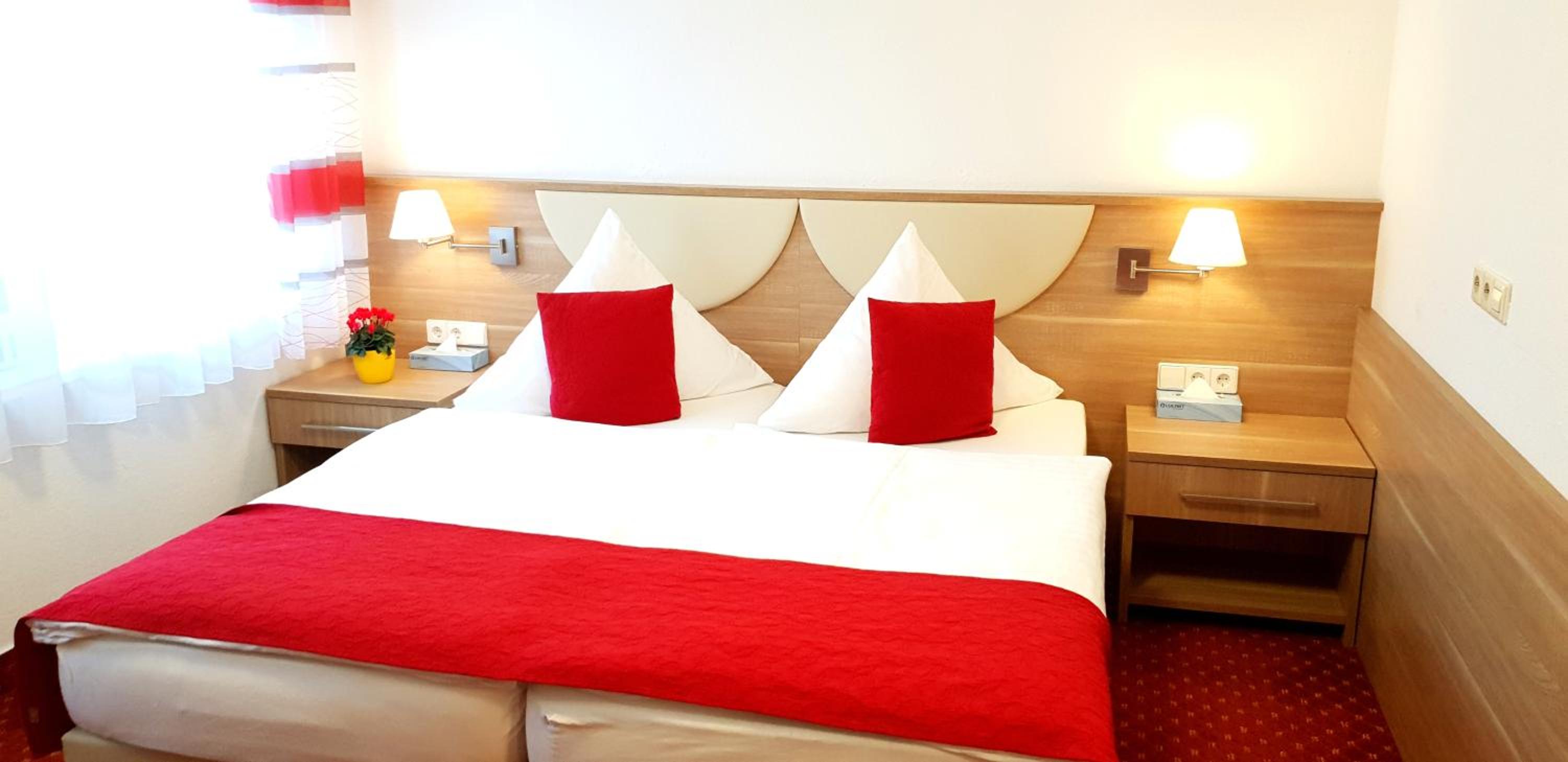 Deluxe Double Room (2 Adults + 1 Child) - Photo 1