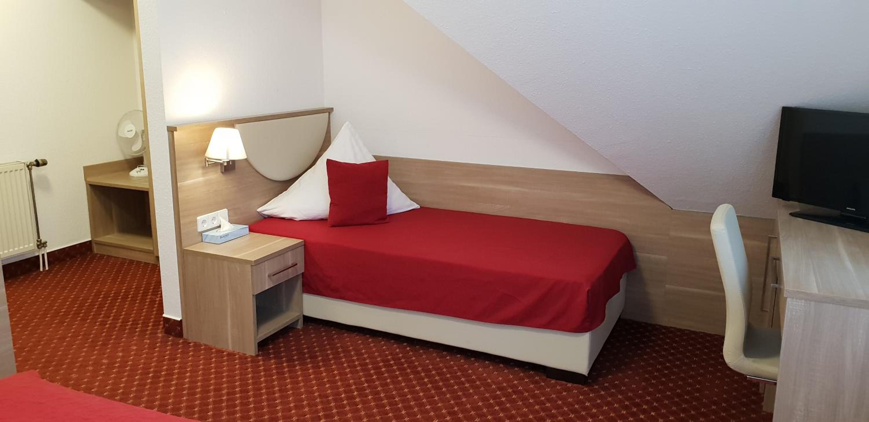 Deluxe Double Room (2 Adults + 1 Child) - Photo 3