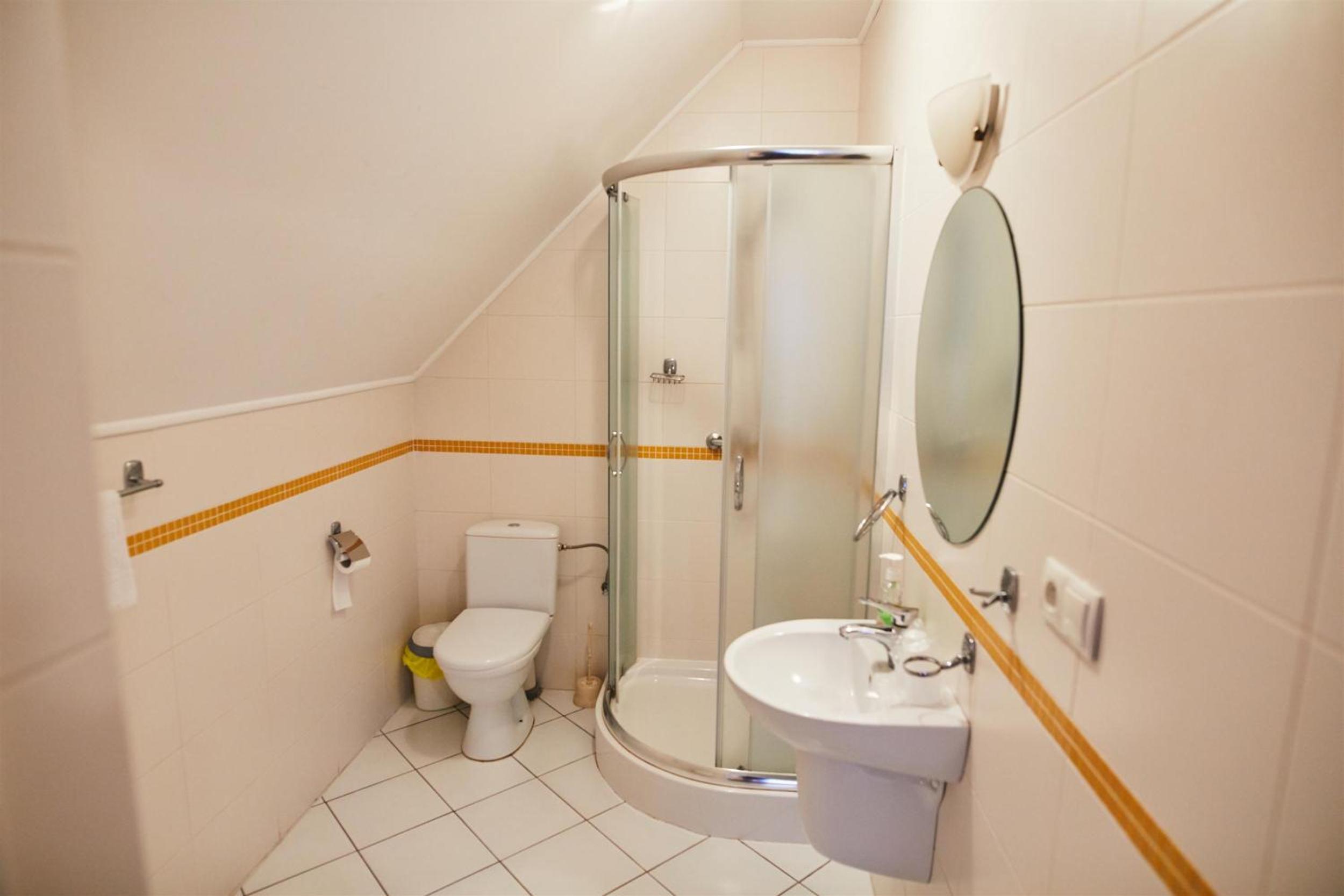 Twin Room with Bathroom - Photo 4