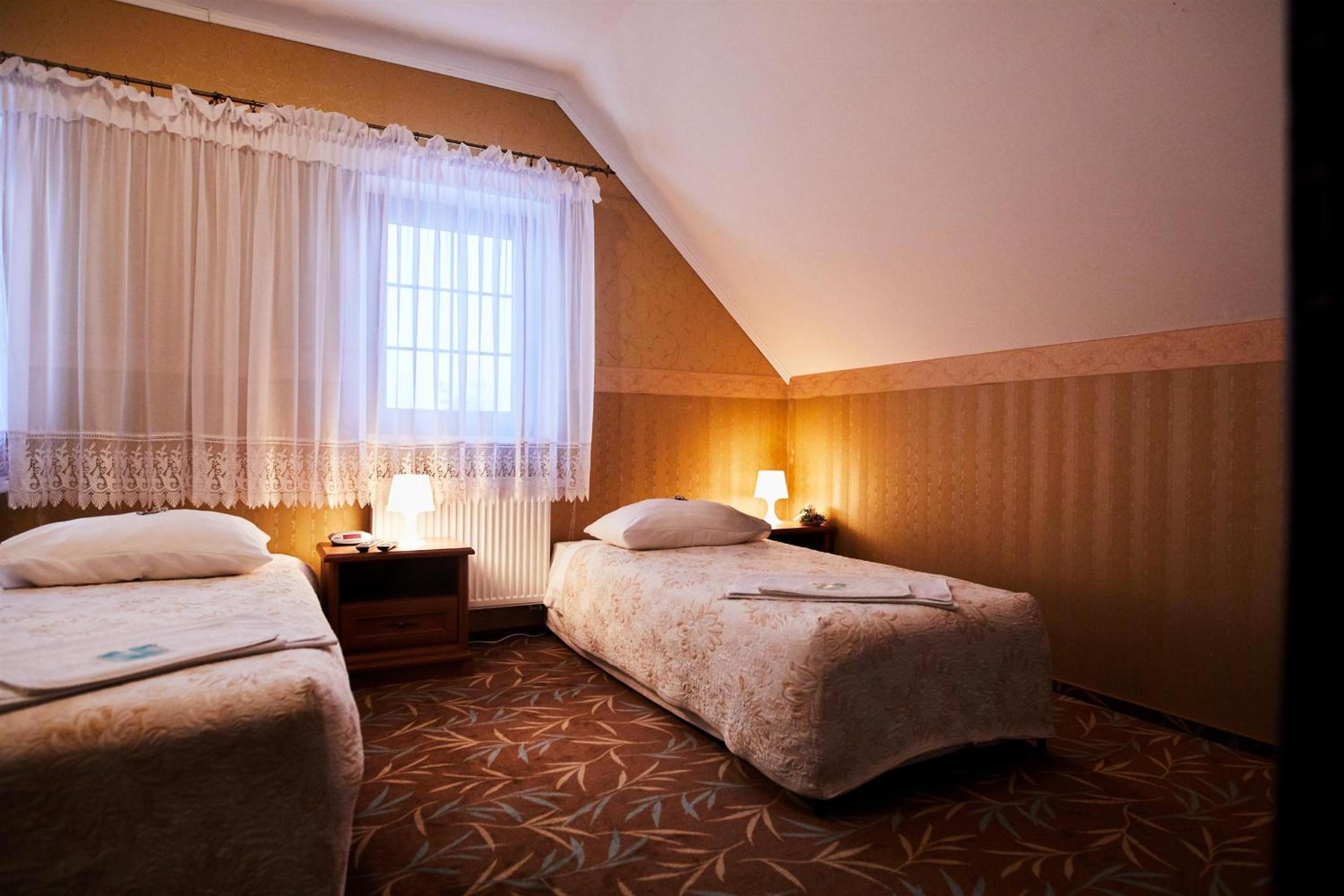 Twin Room with Bathroom - Photo 1