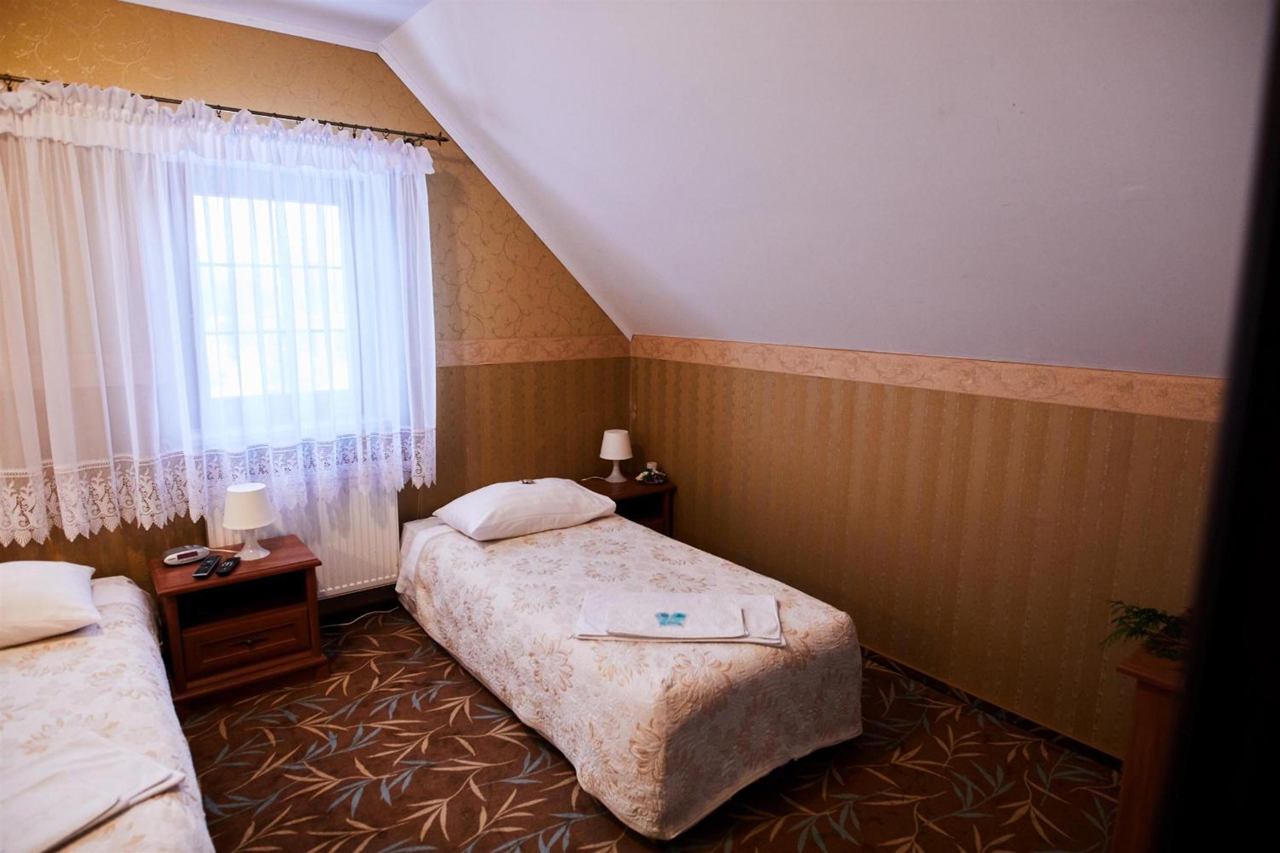 Twin Room with Bathroom - Photo 3