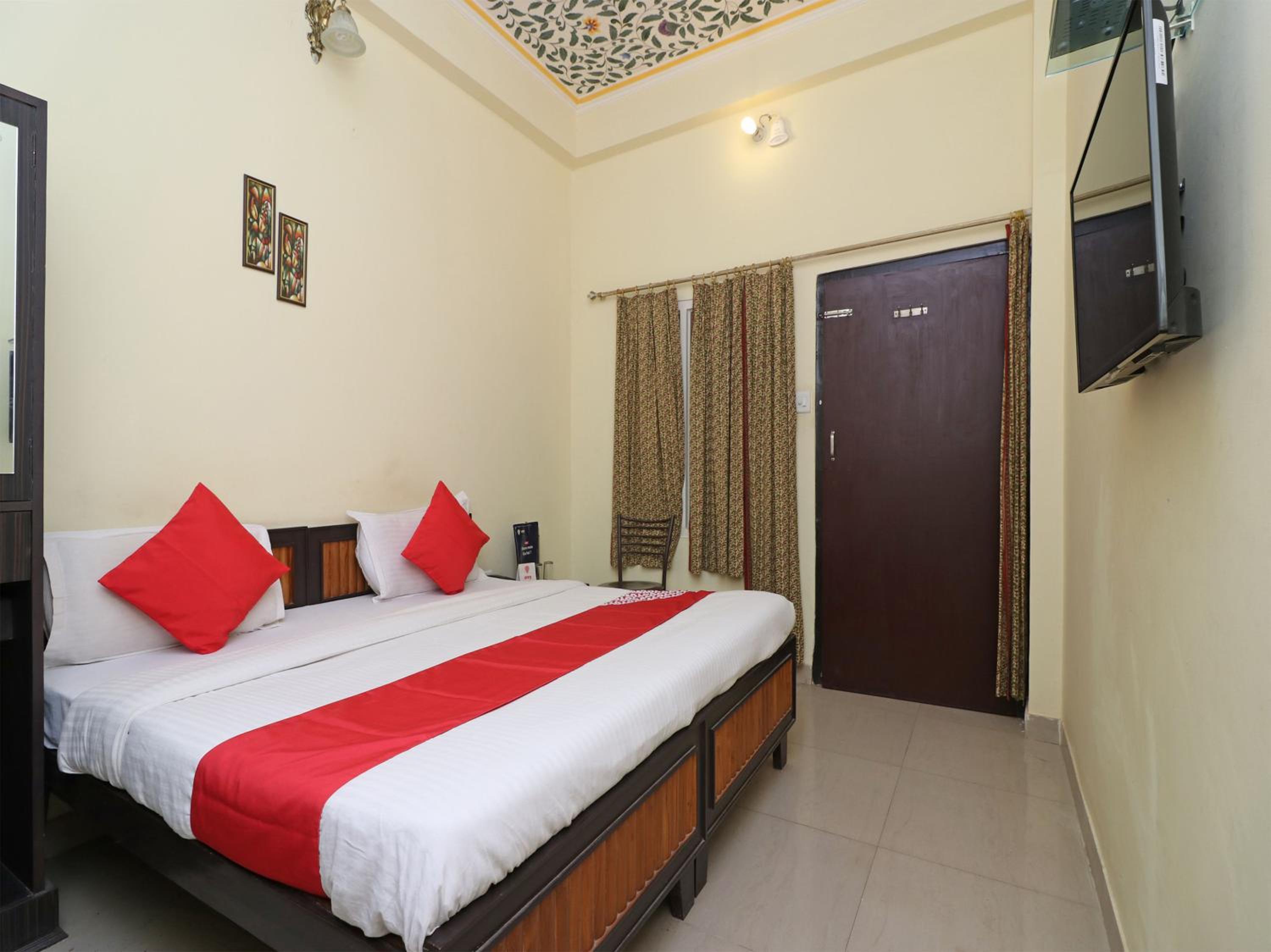 Deluxe King Room - Photo 13