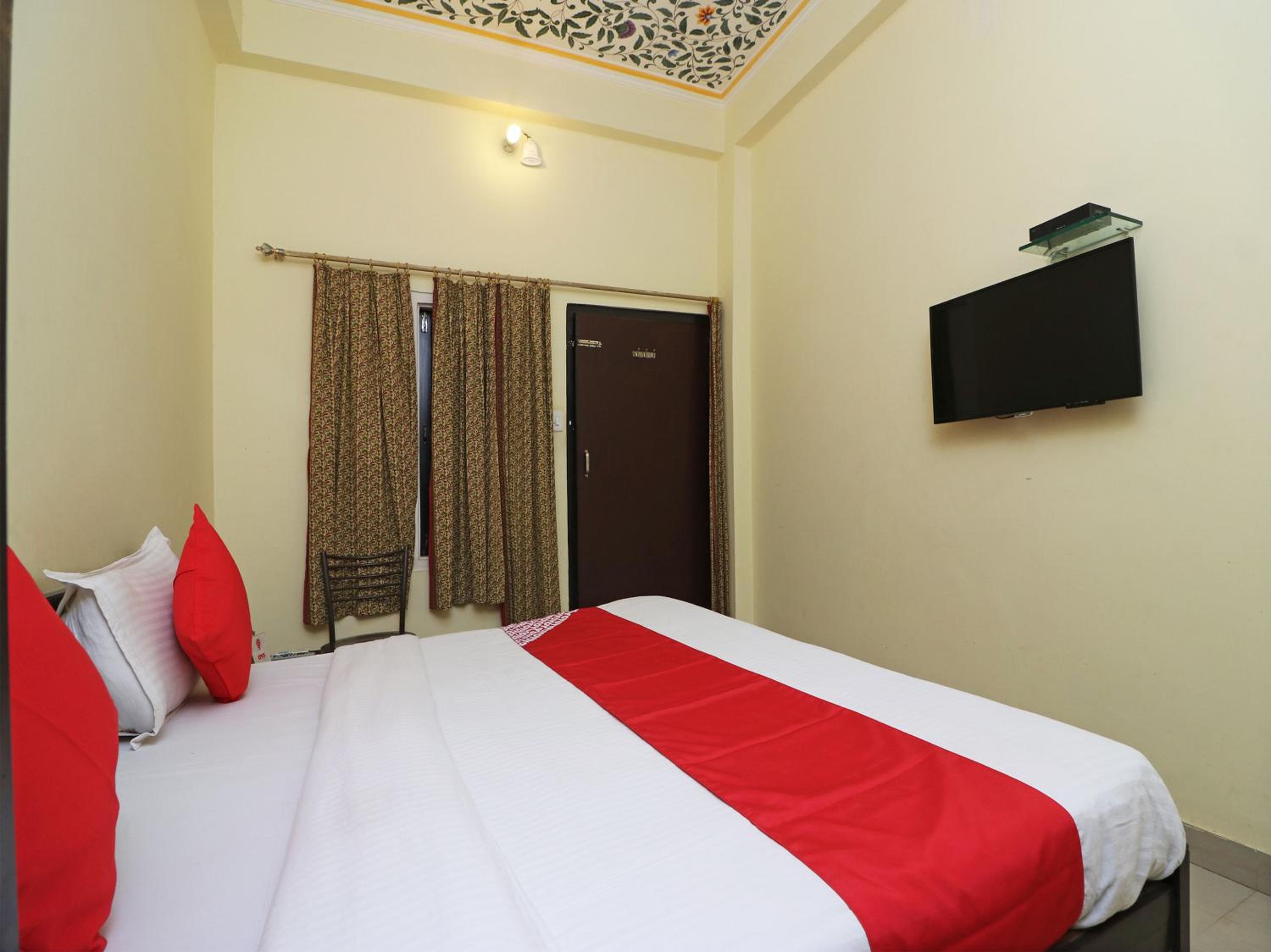 Deluxe King Room - Photo 10