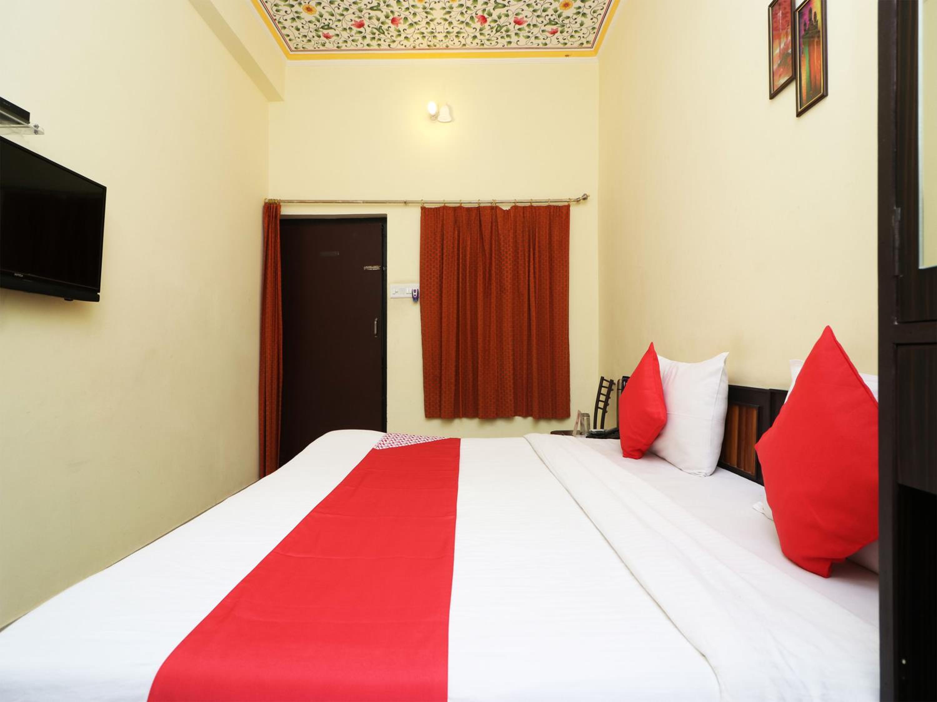 Deluxe King Room - Photo 11