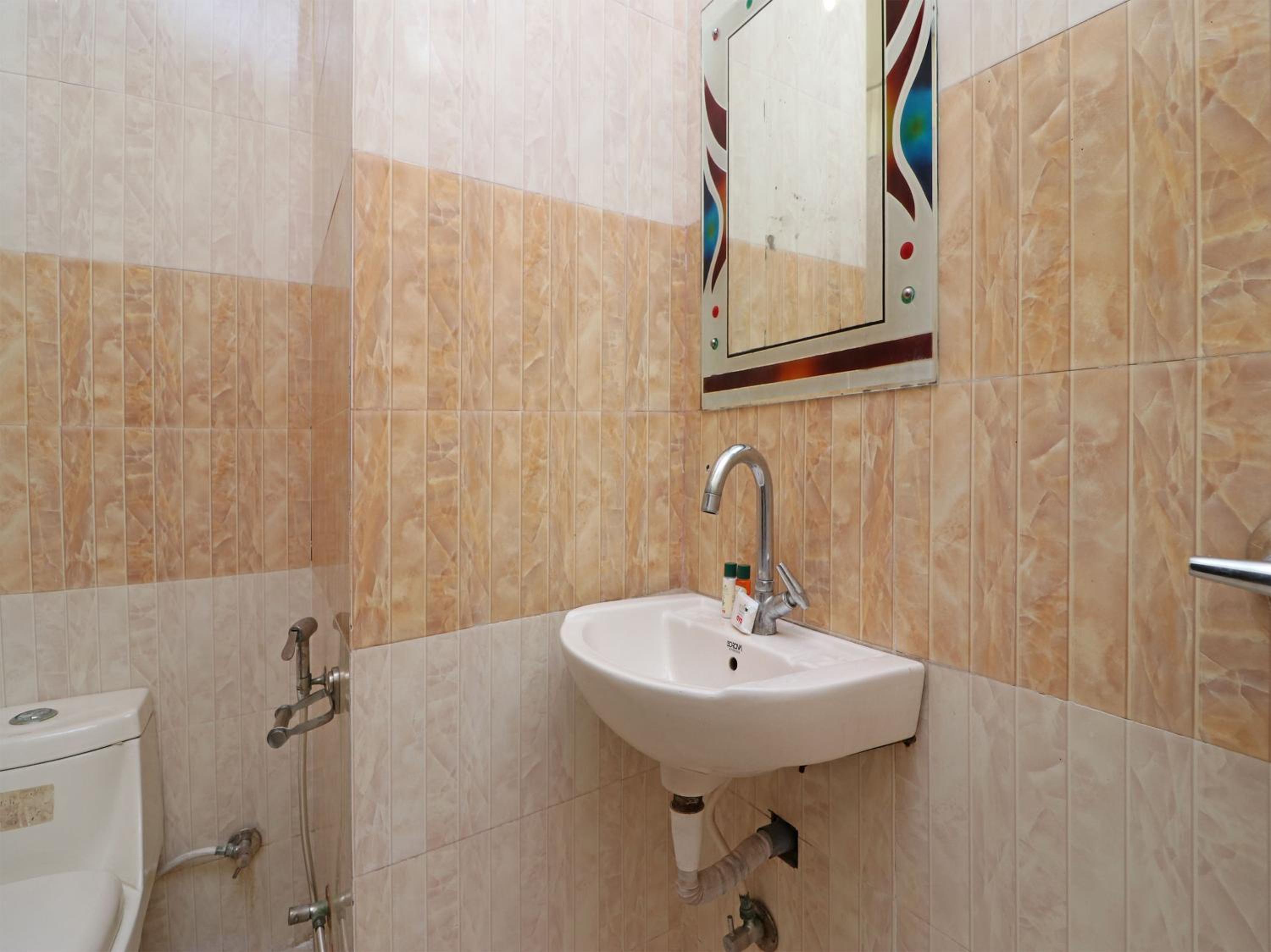 Deluxe King Room - Photo 9