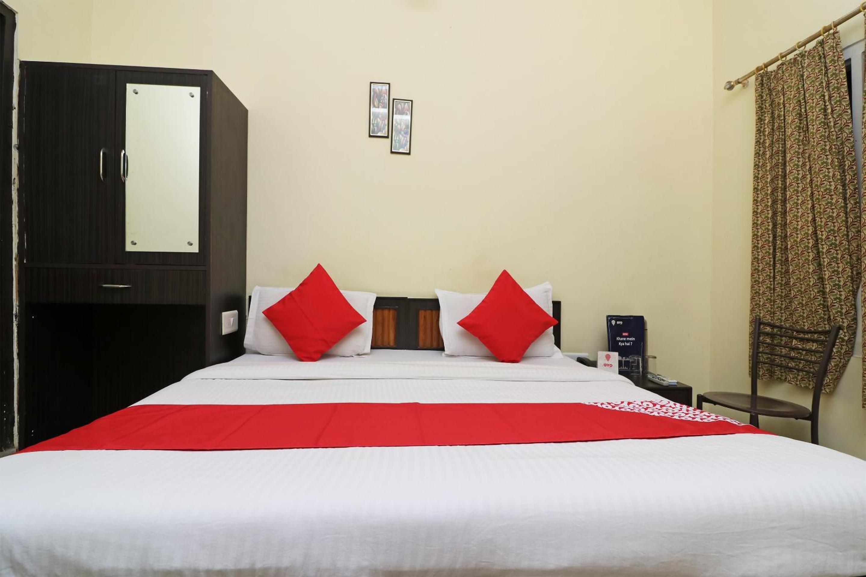 Deluxe King Room - Photo 2
