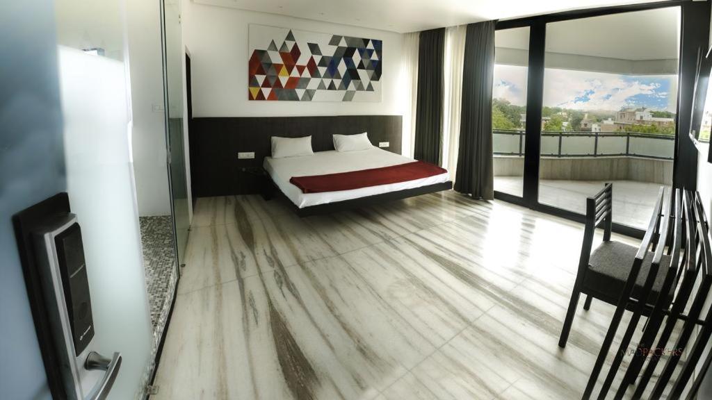 King Room with Balcony - Photo 4