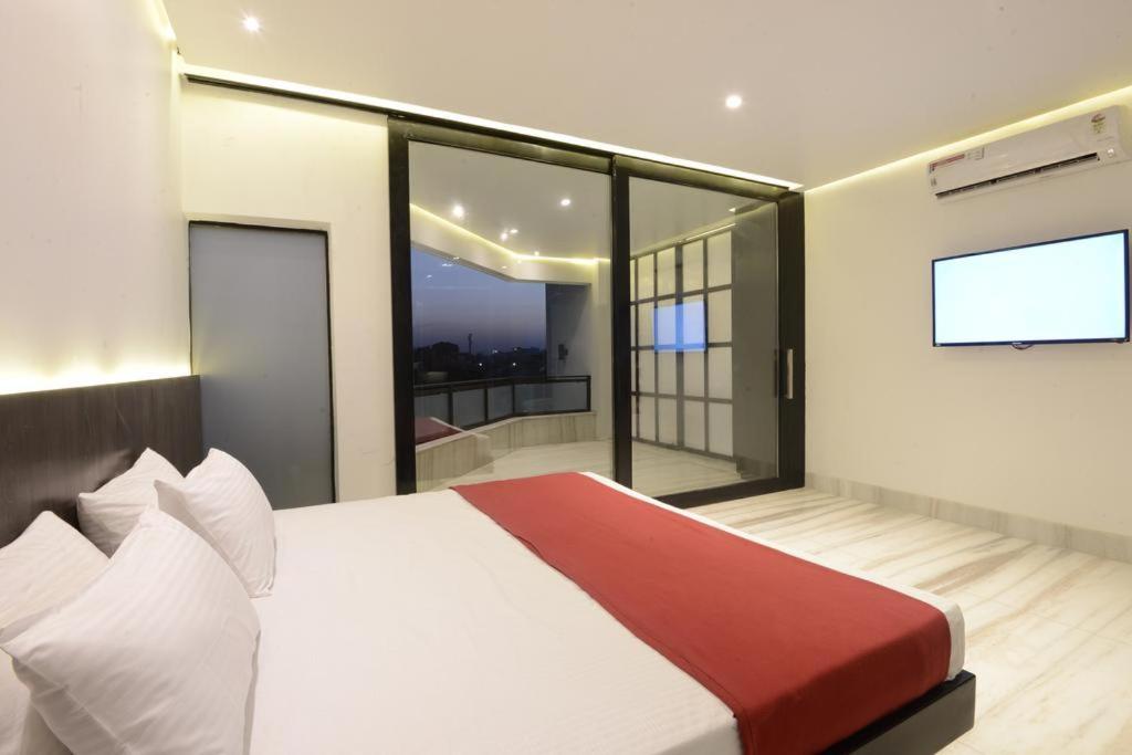 King Room with Balcony - Photo 2