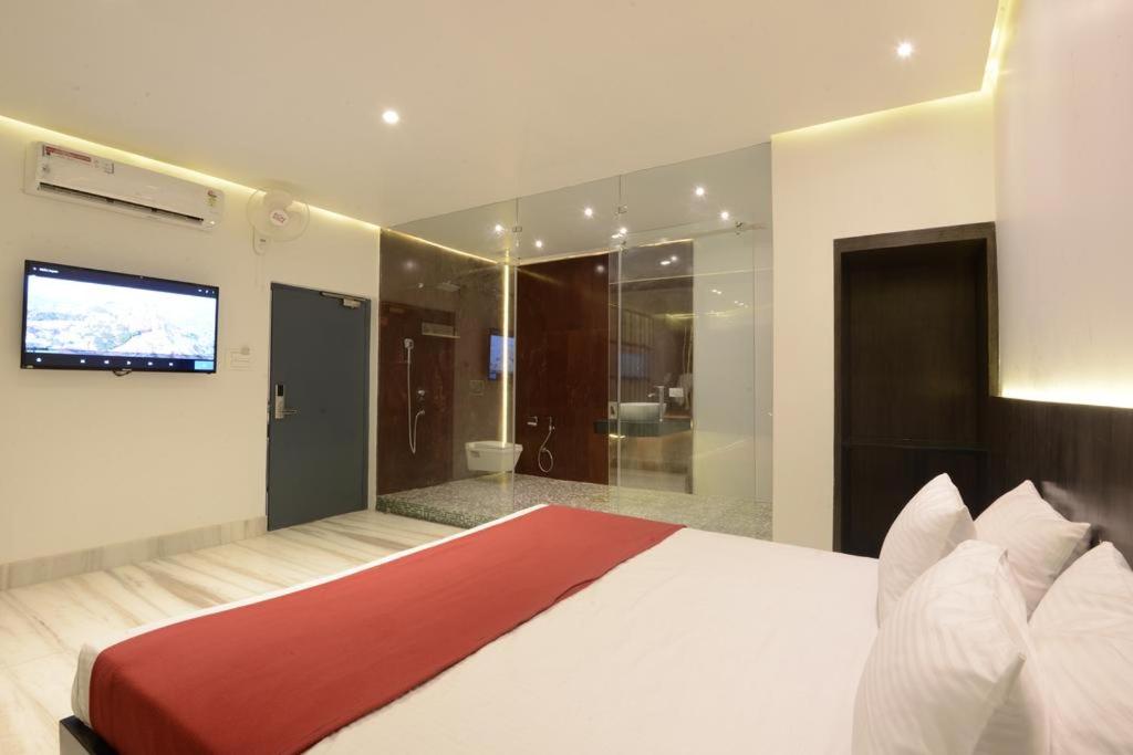 King Room with Balcony - Photo 3
