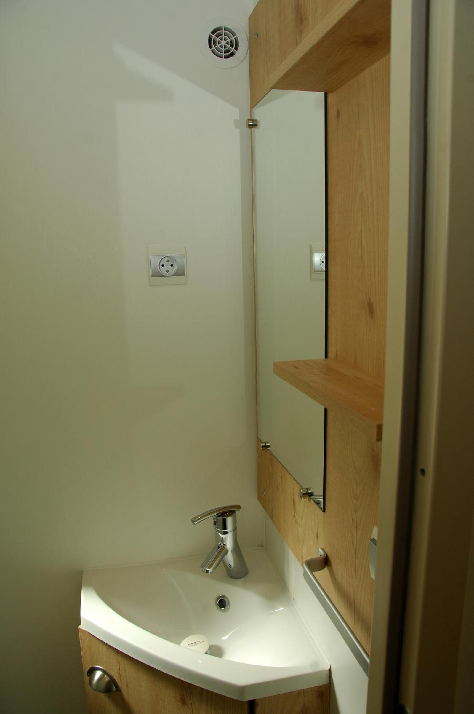 Wooden Caravan (2 Adults + 2 Children) - Photo 13