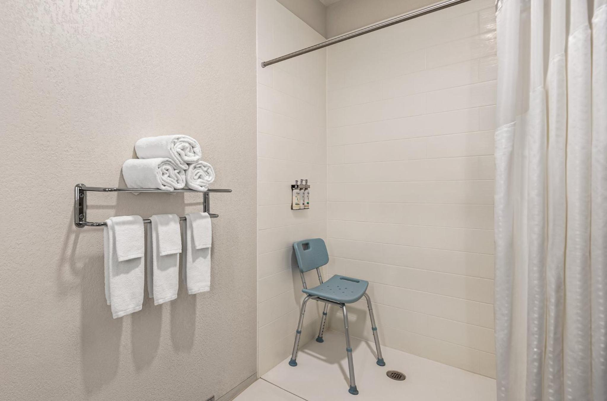 Standard Queen Room with Two Queen Beds and Roll-In Shower - Mobility Access