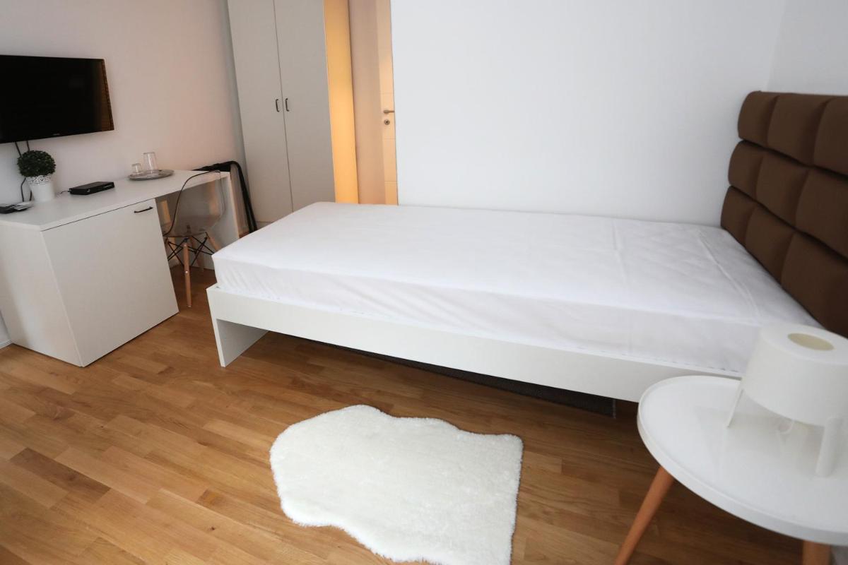 Single Room with Private Bathroom photo 2