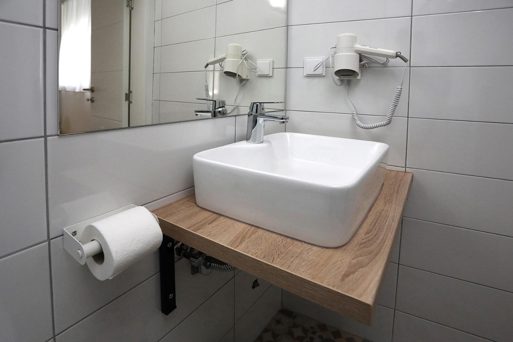Single Room with Bathroom photo 2