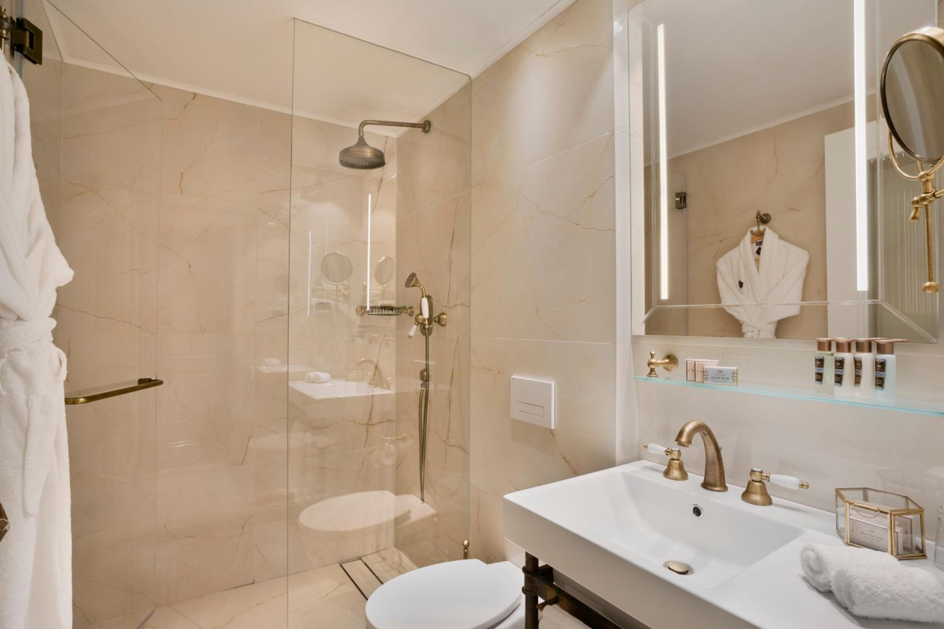Small Classic Room photo 2