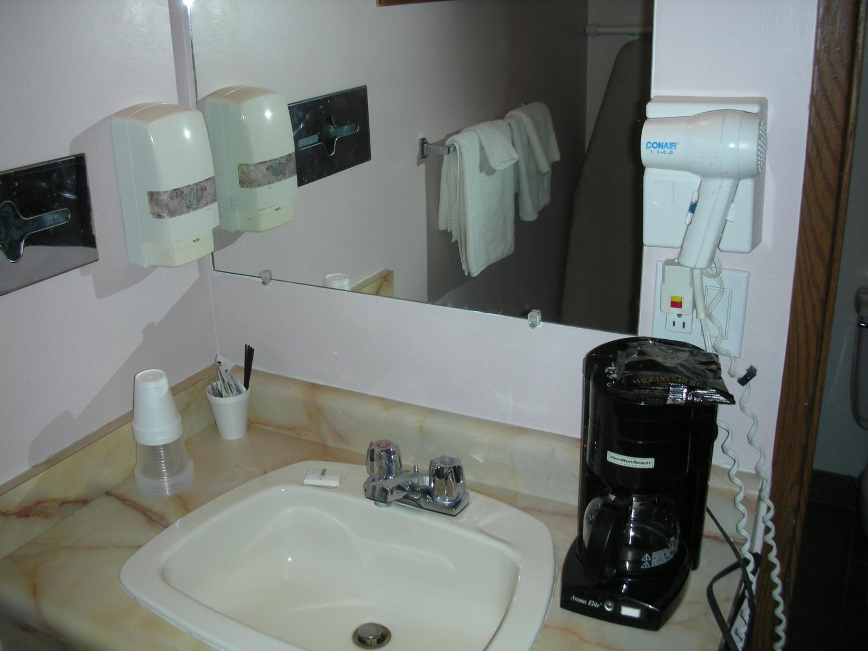 Queen Room with Two Queen Beds photo 2