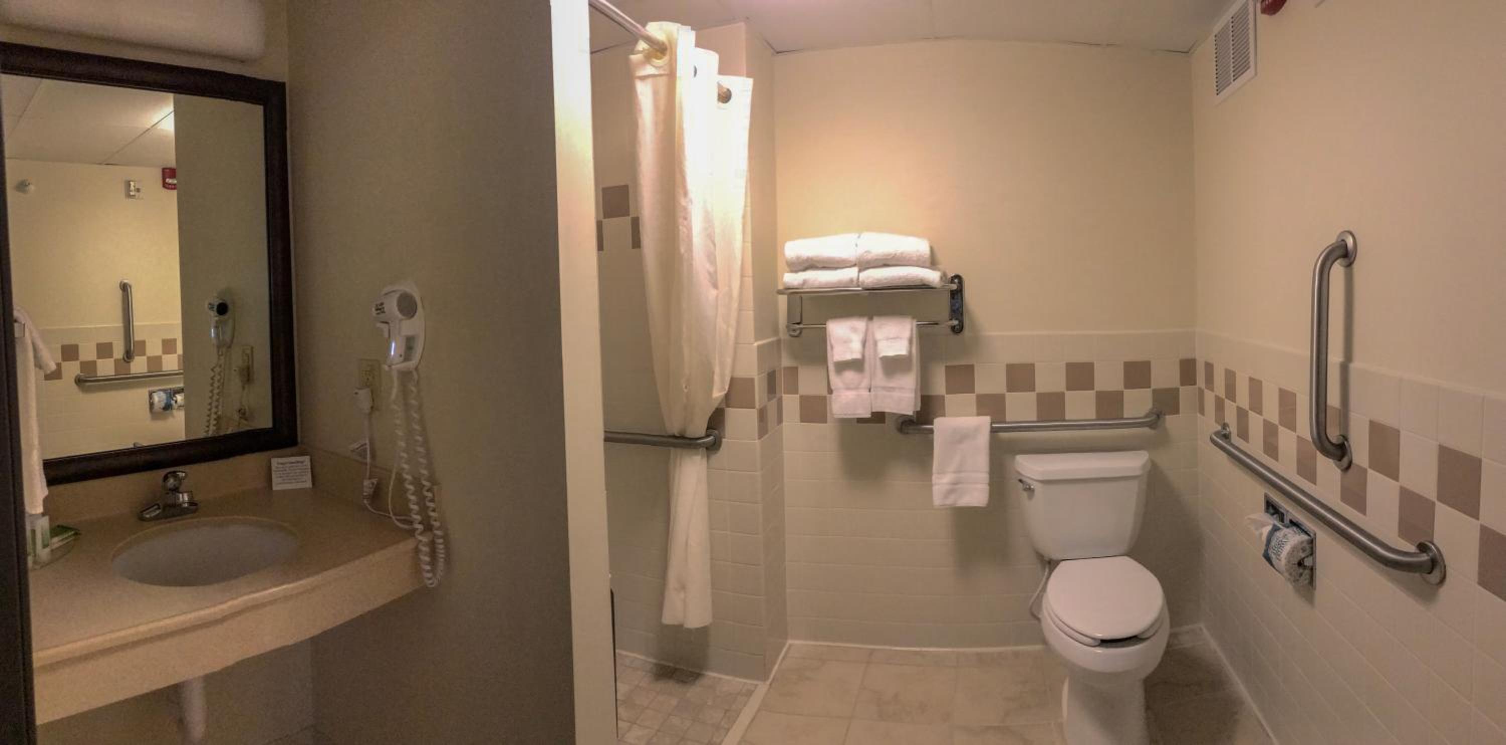 Double Room with Two Queen Beds, Disability Access, Non-Smoking - Photo 4