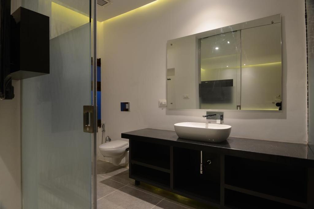 Deluxe King Room - Photo 10