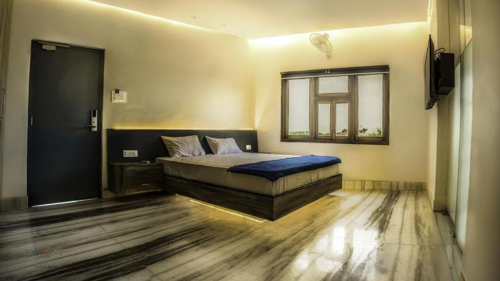 Deluxe King Room - Photo 11