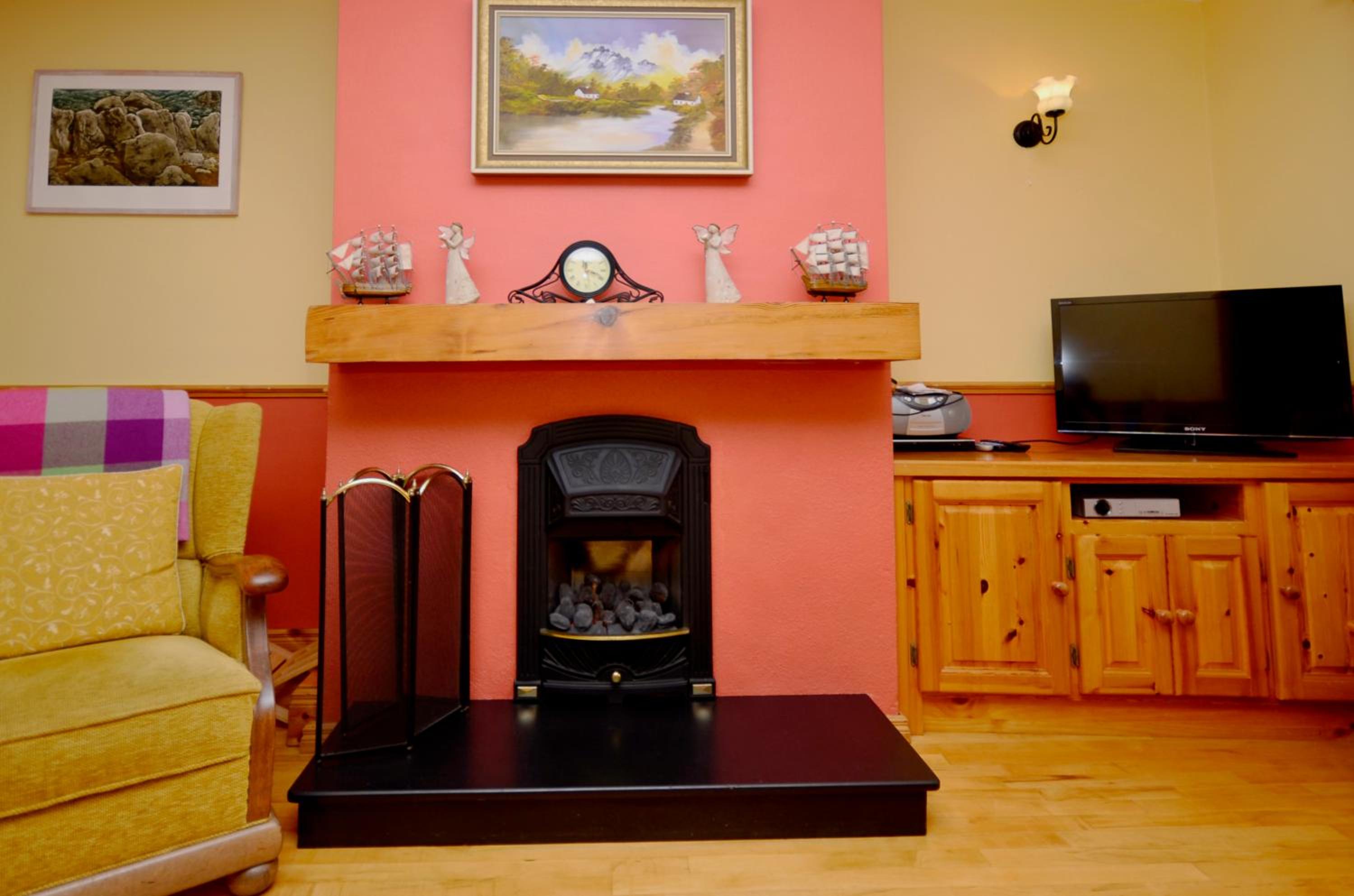 Three-Bedroom House photo 3