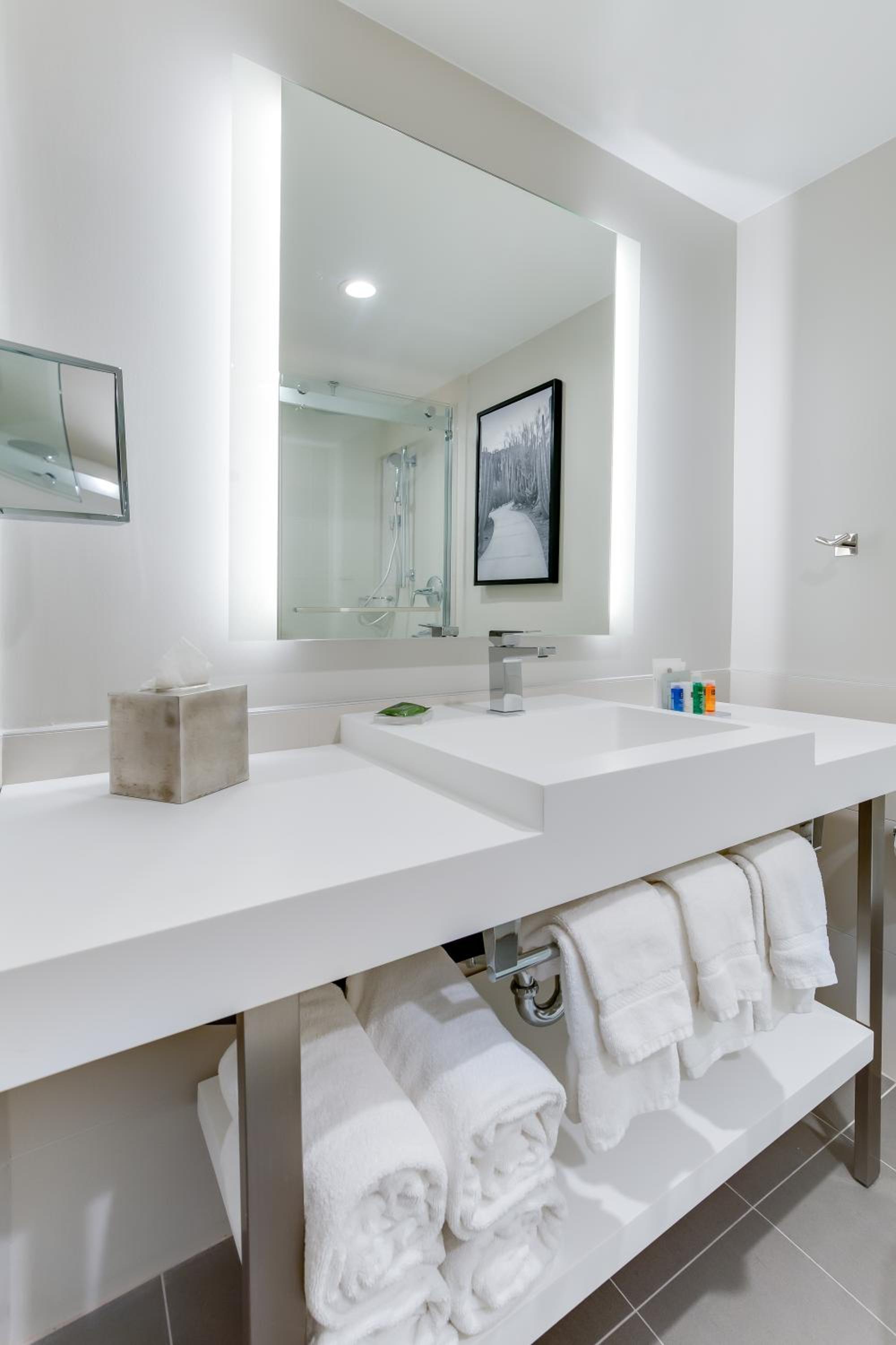 One-Bedroom King Suite with Sofa Bed - Non-Smoking - Photo 3