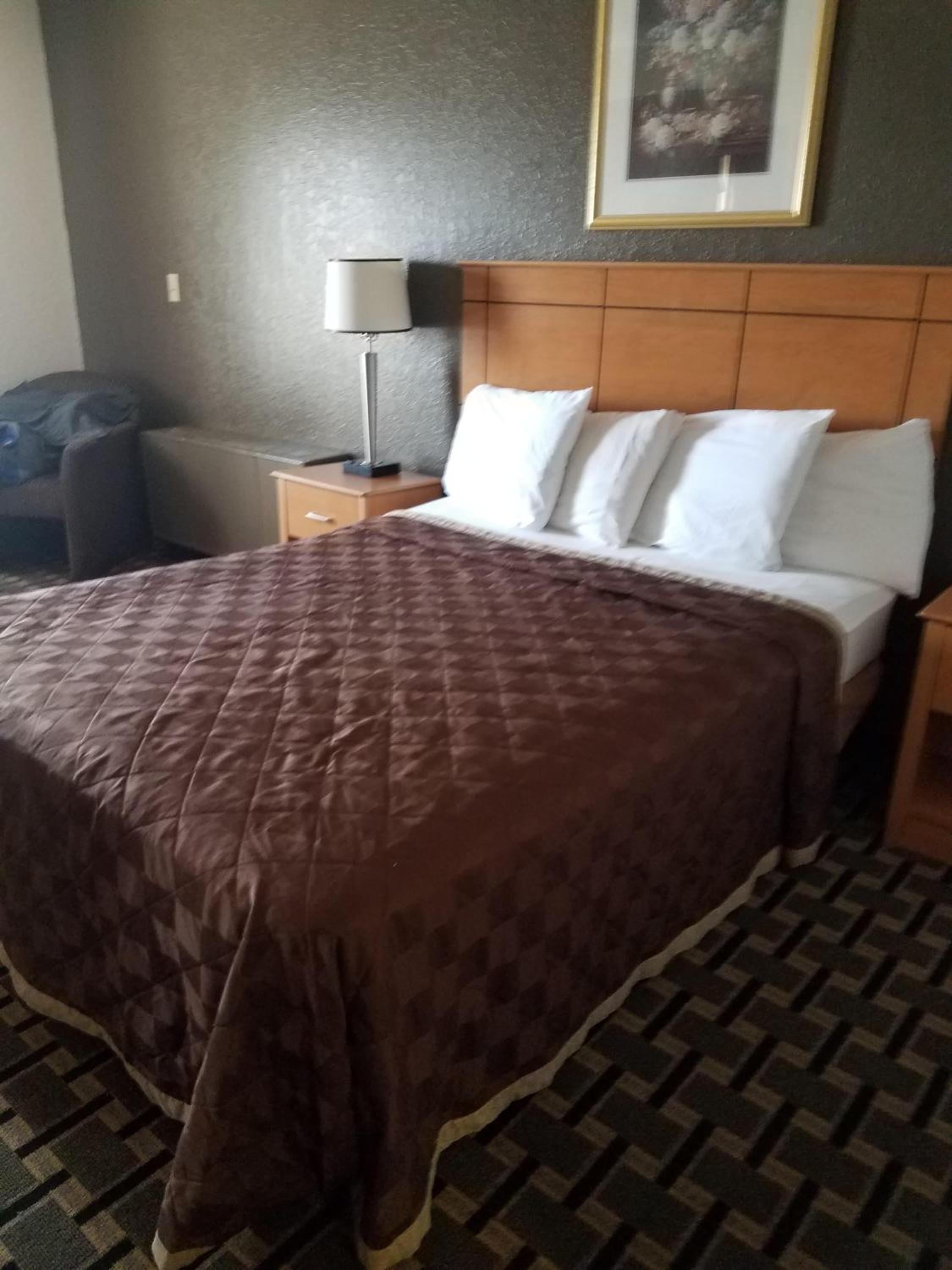 One Queen Bed Non-Smoking - Photo 1