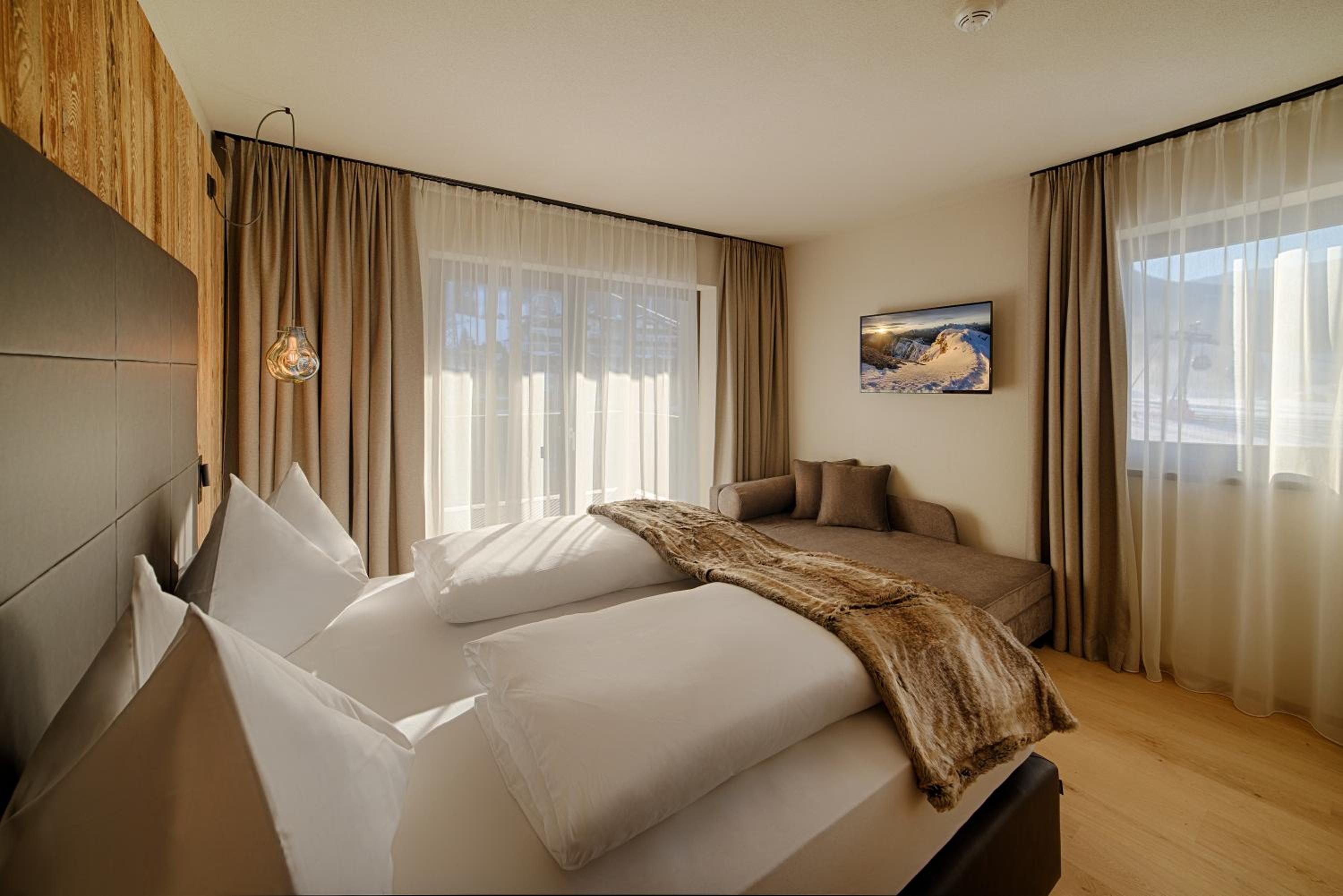 Deluxe Two-Bedroom Apartment with Terrace and Balcony