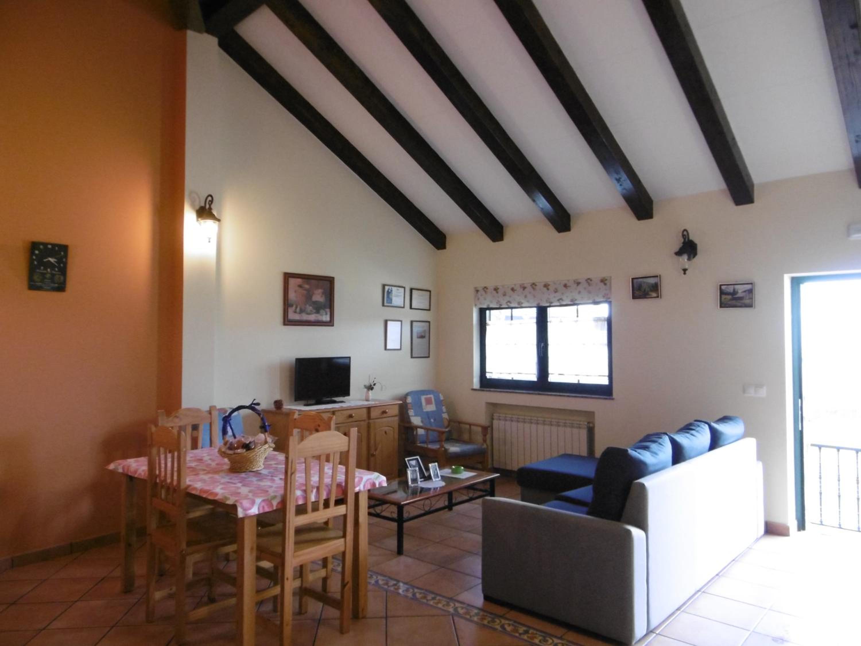 Apartamento de Tres Habitaciones con Terraza