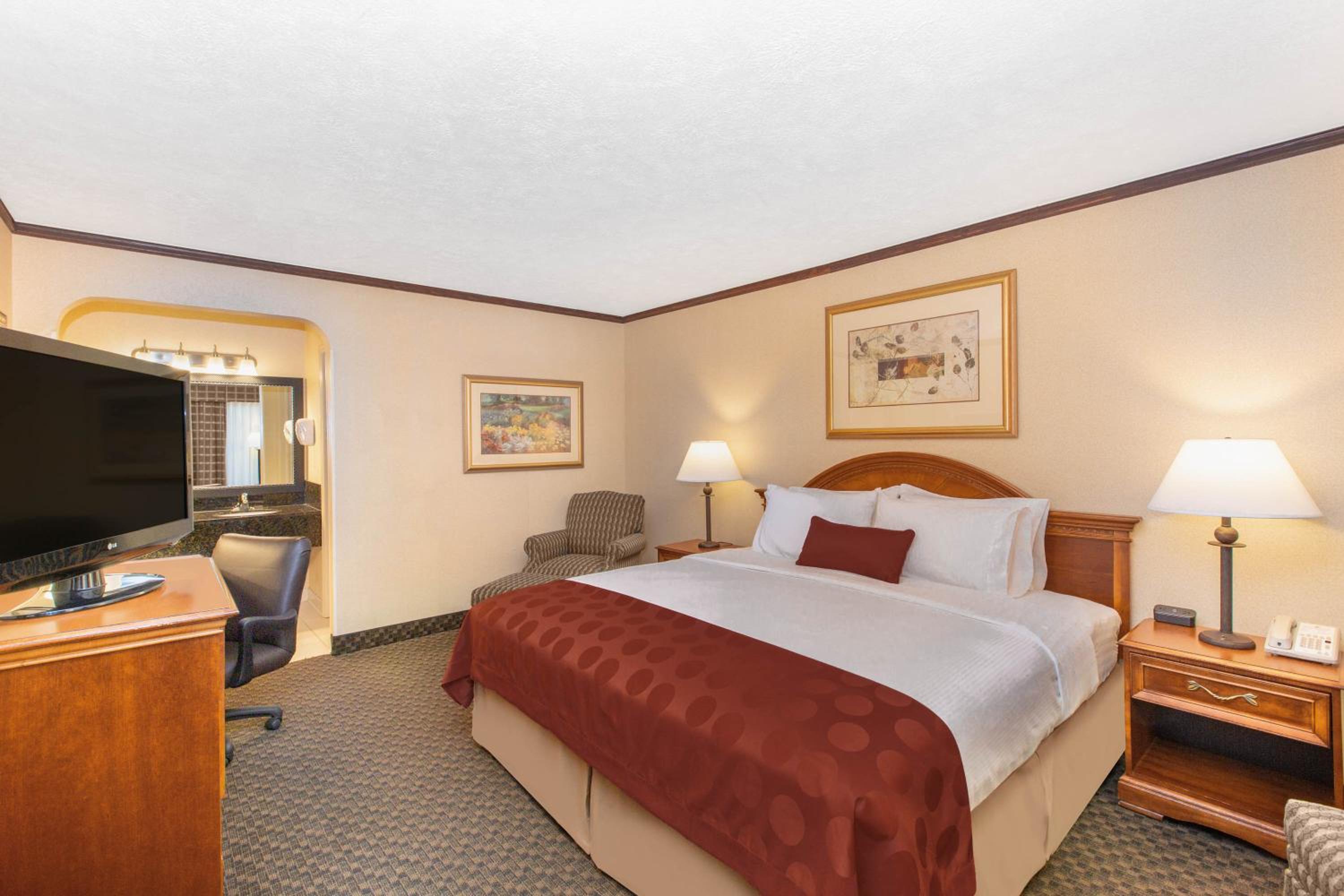 King Room - Non-Smoking - Photo 3