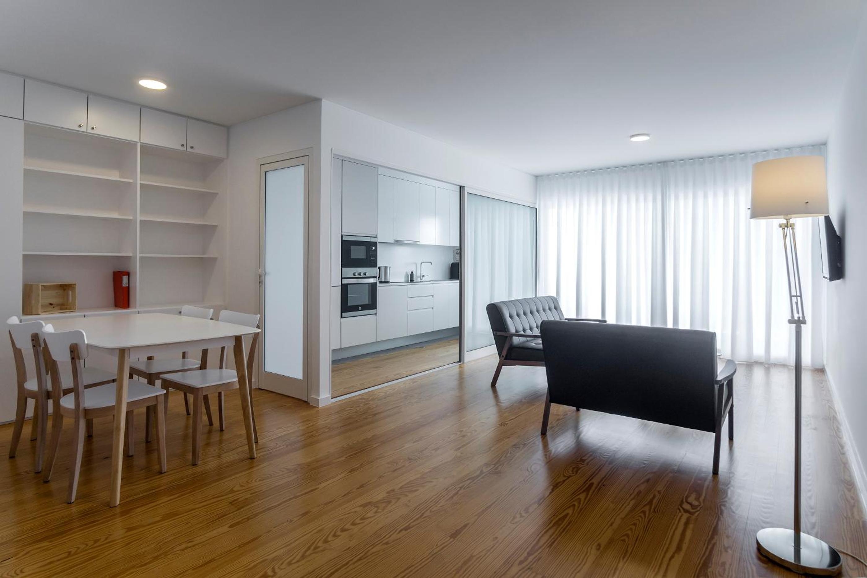Apartment with Balcony - Photo 9
