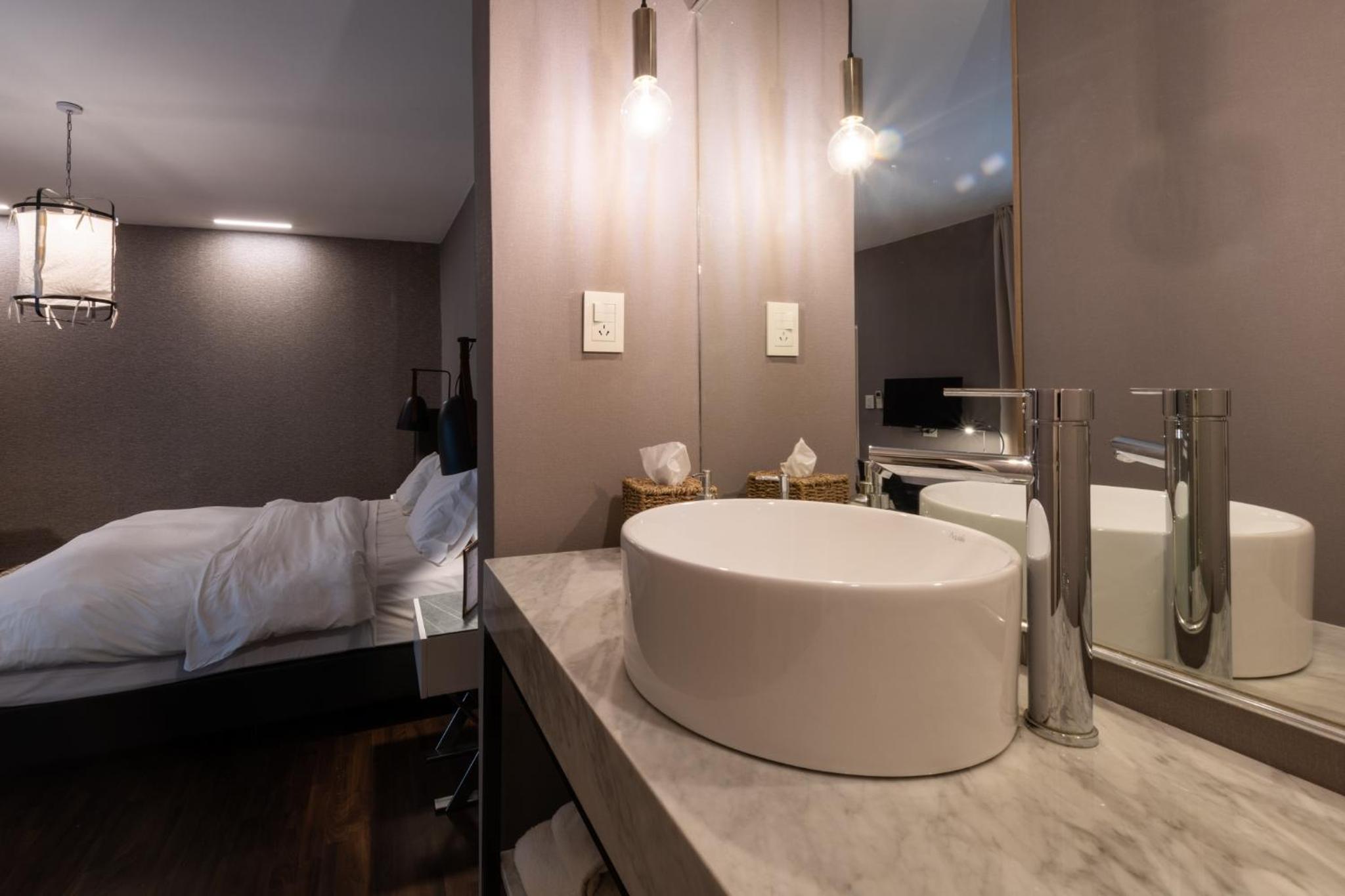 Classic Double Room thumbnail 5