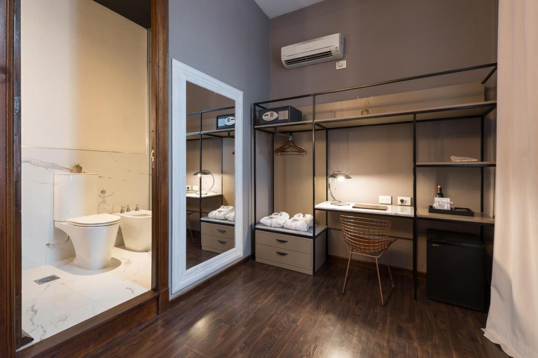 Superior Double Room thumbnail 5