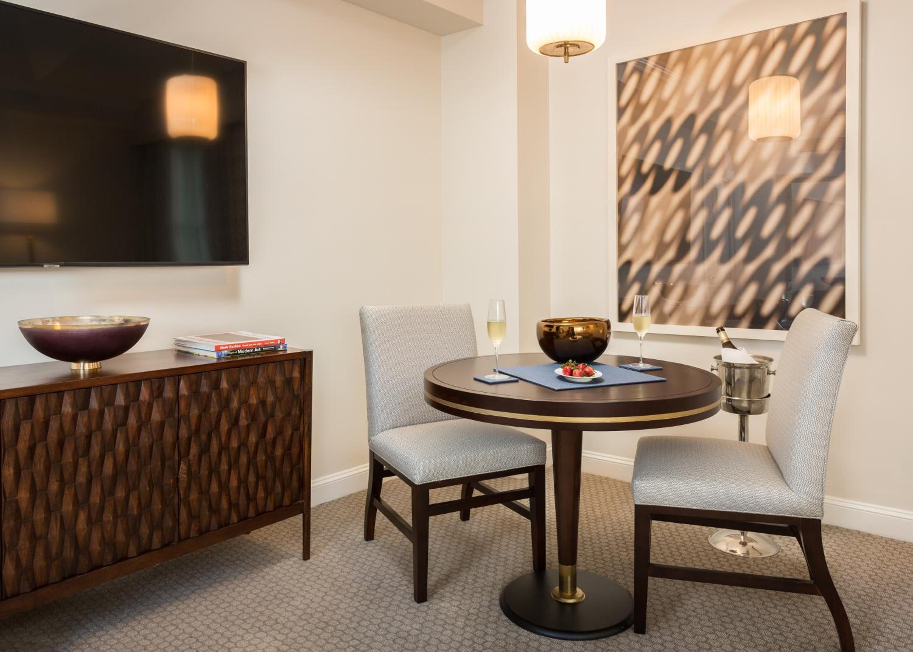 One-Bedroom Corner Suite - Photo 7