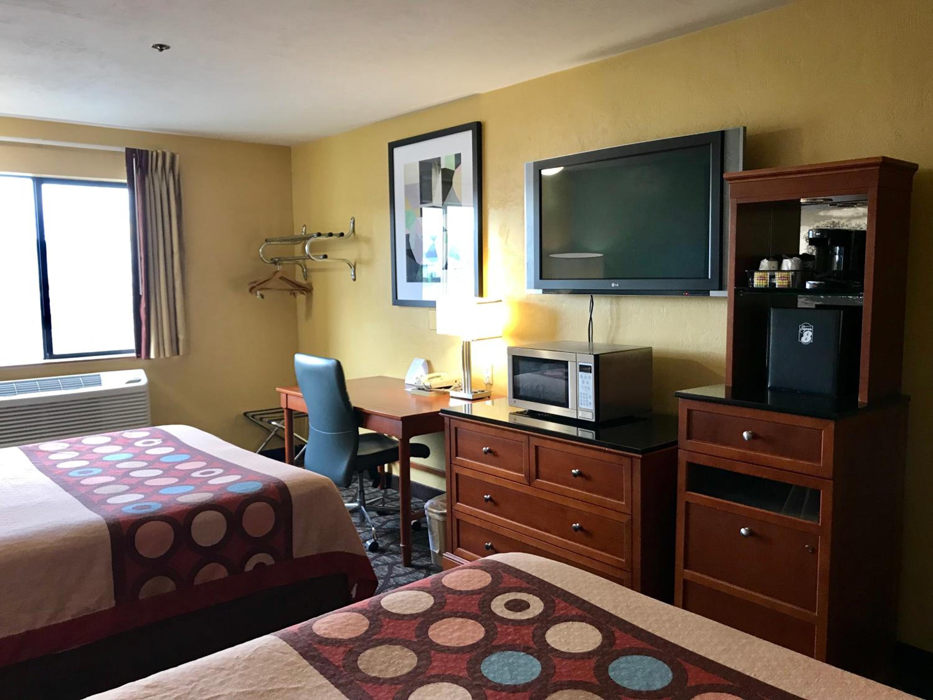 Queen Room with Two Queen Beds - Non-Smoking - Photo 2