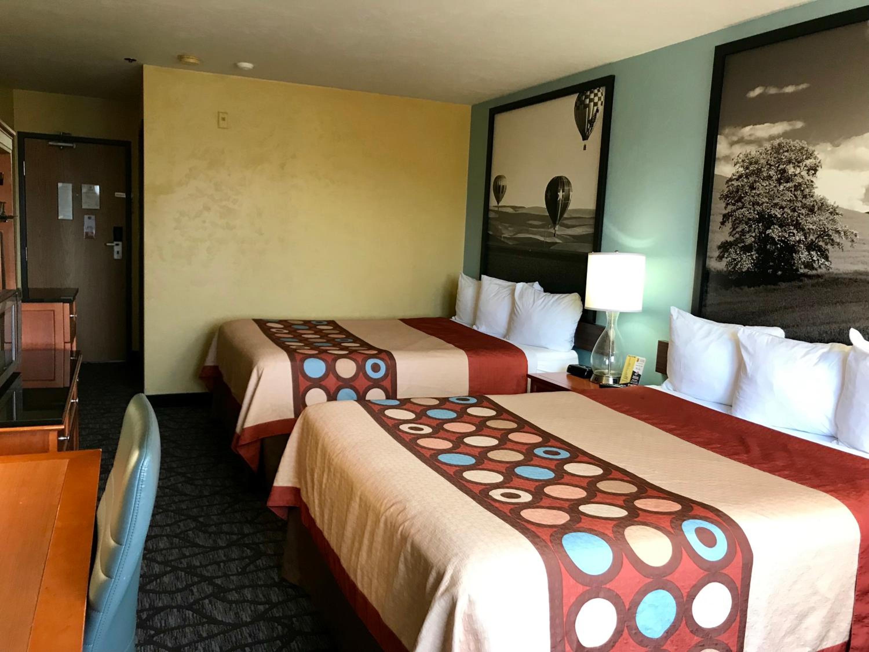 Queen Room with Two Queen Beds - Non-Smoking - Photo 3