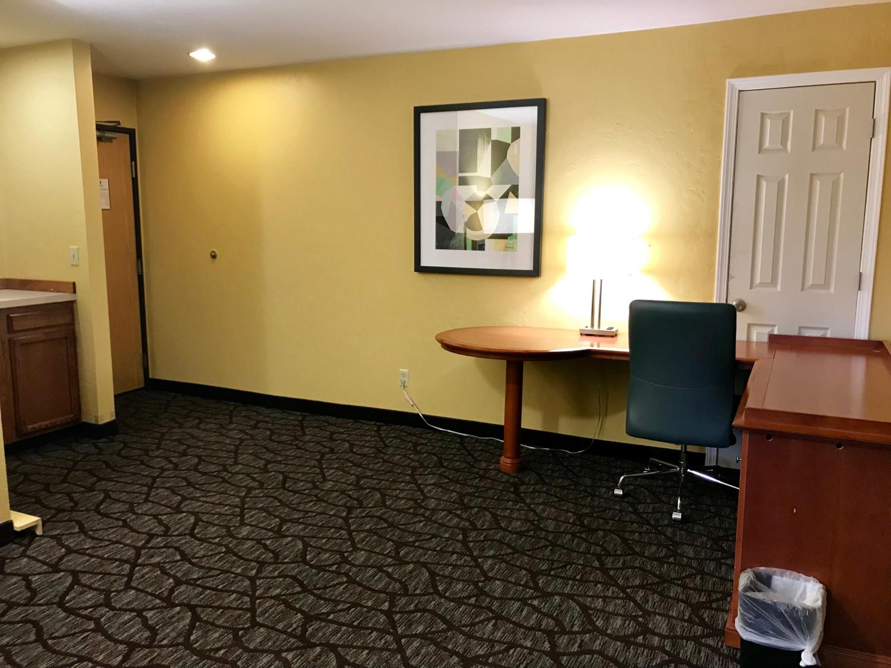 King Studio Suite - Non-Smoking - Photo 3