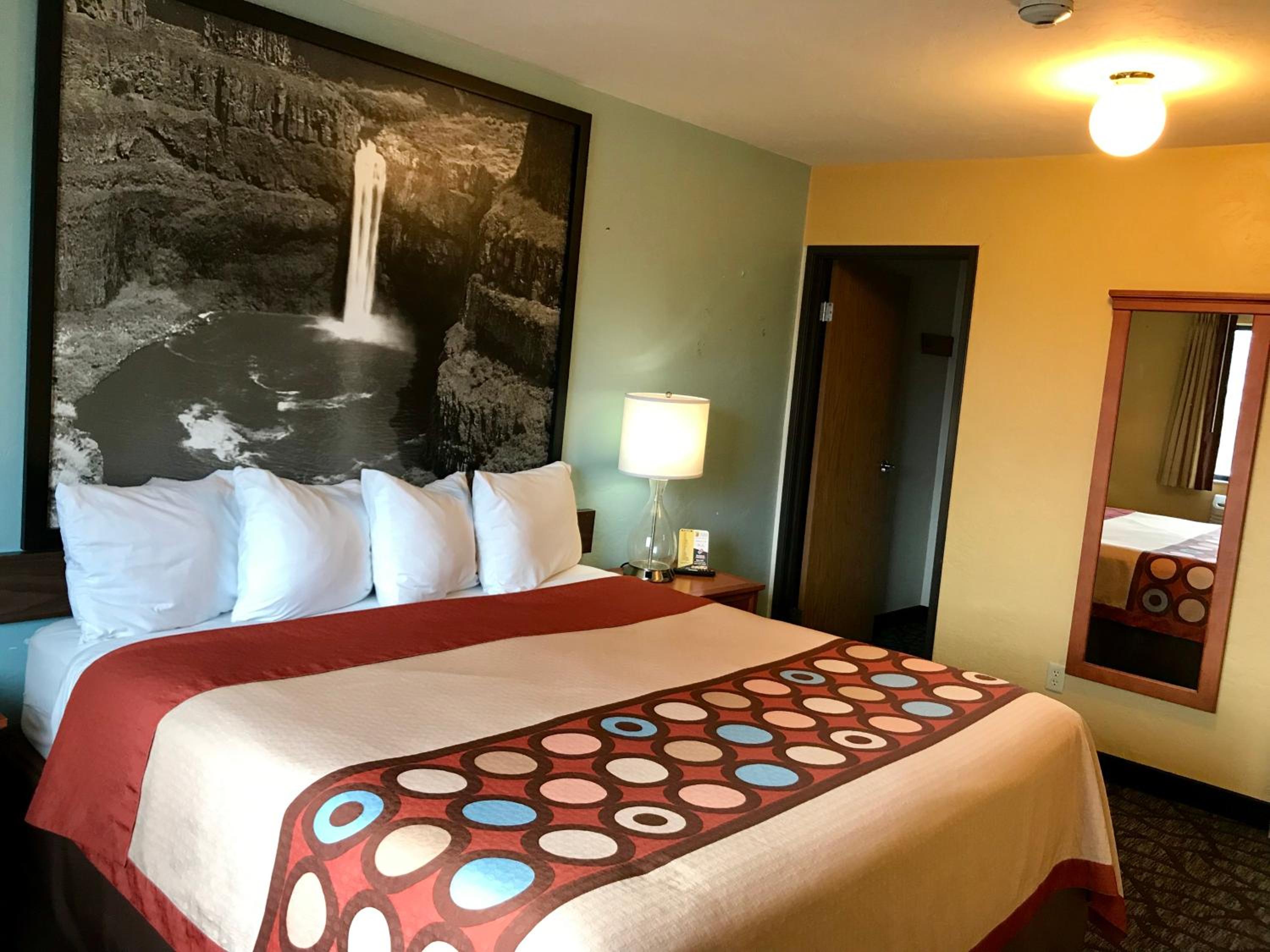 One-Bedroom King Suite - Non-Smoking